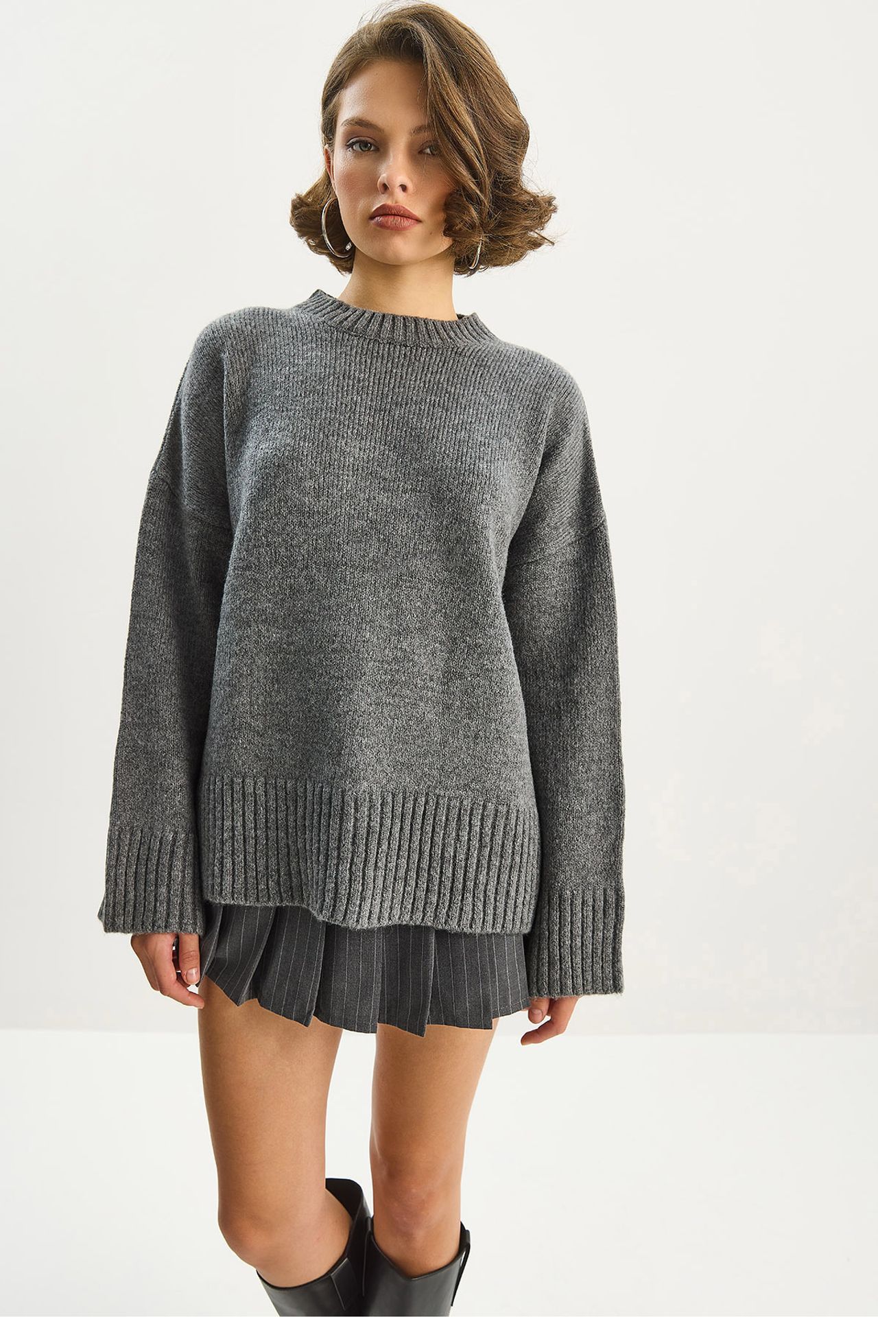 LUCCI Textured Oversize Knit Sweater with Crew Neck 5