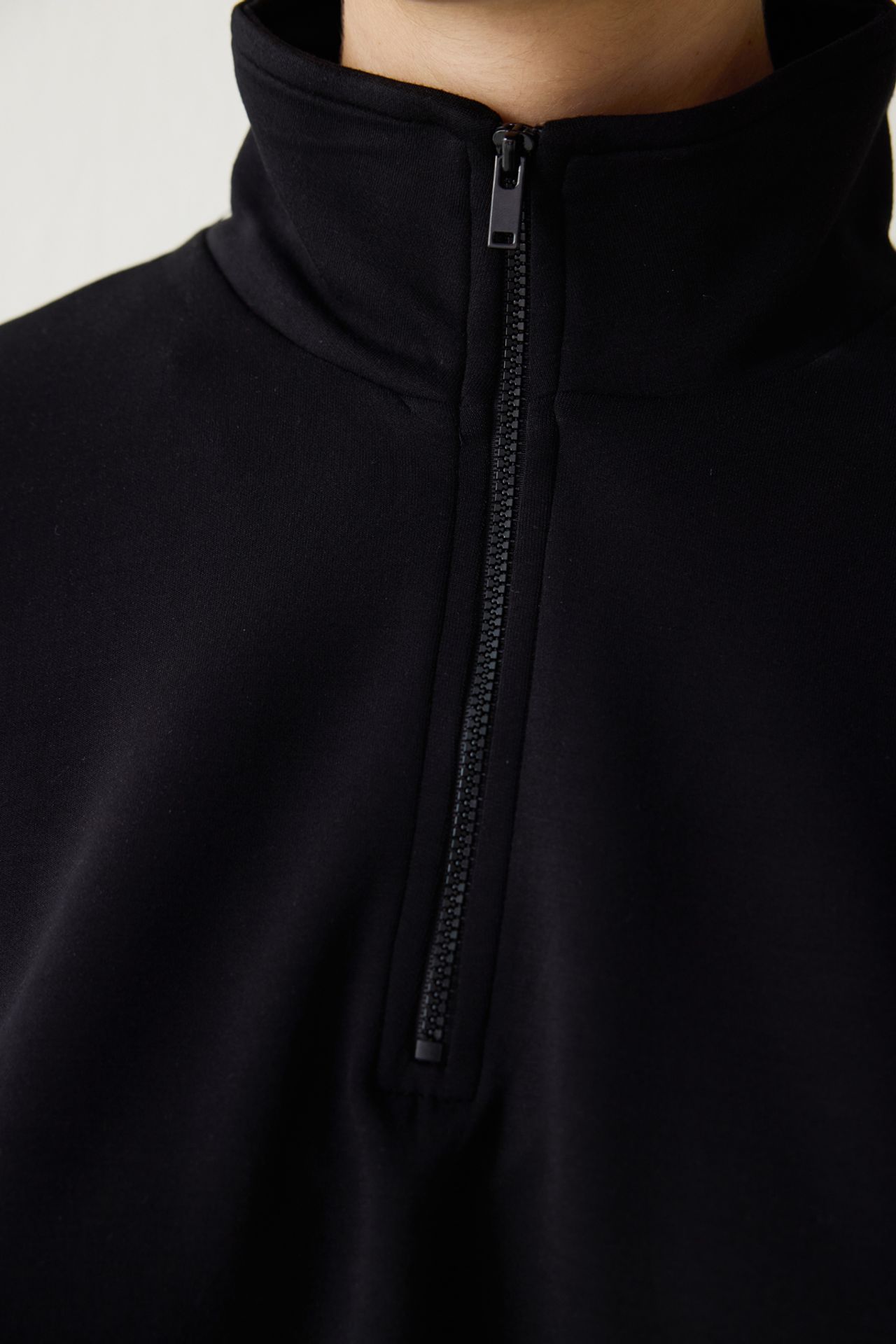 PENTI Silky Feel Mock Neck Crop Sweatshirt 4