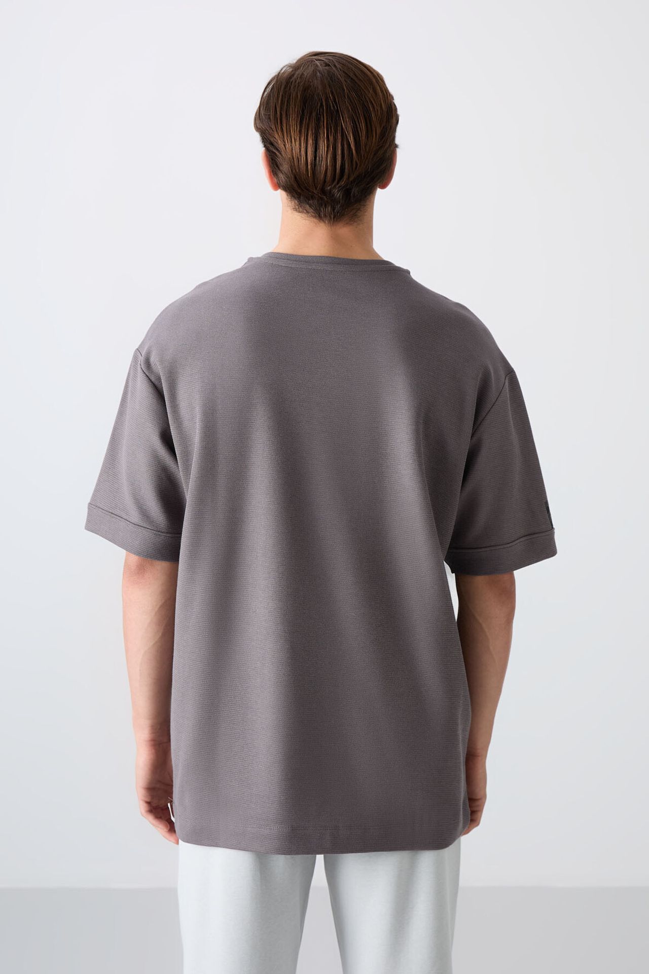 TOMMY Men's Oversized Crew Neck T-Shirt With Patch 5