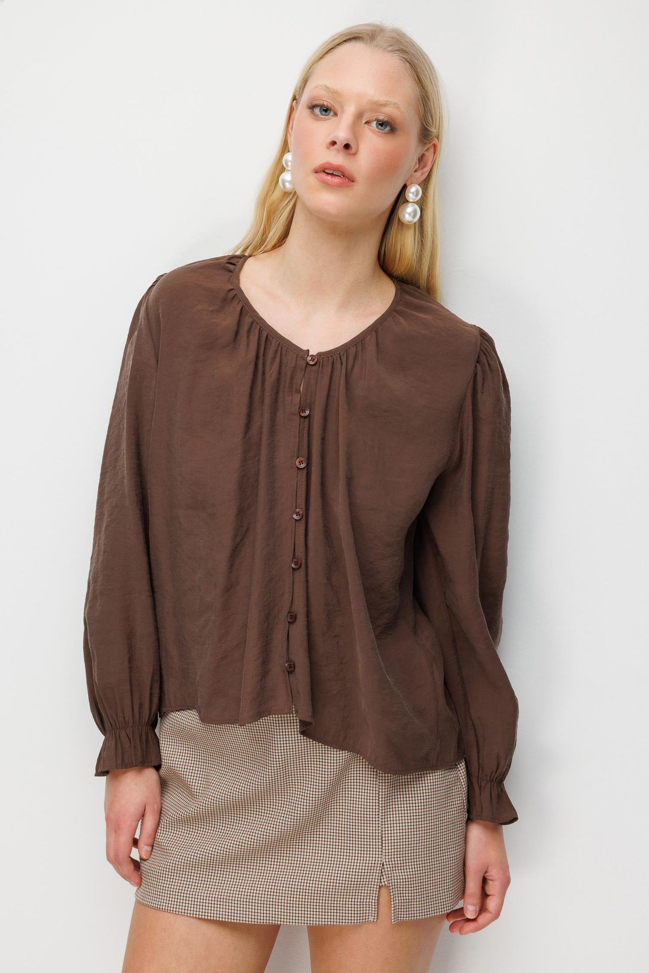 MIXRAY Textured Button-Up Crew Neck Blouse 3