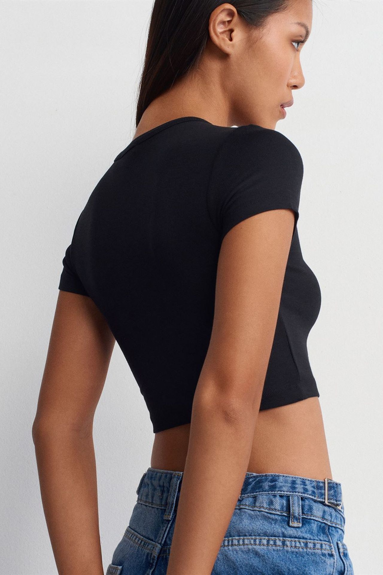 DILVIN Women's Crop Slim-Fit Crew Neck T-Shirt 2