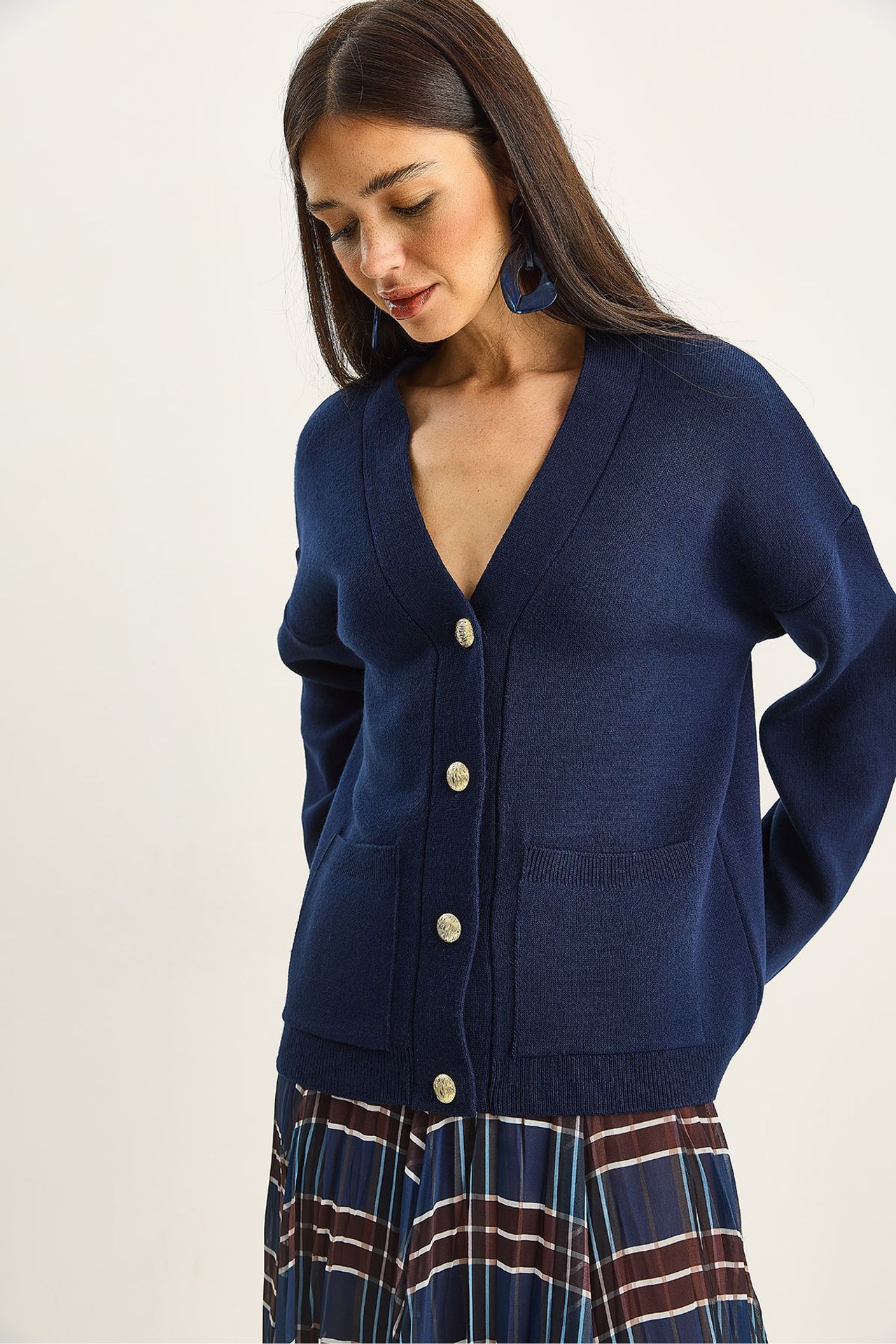 LUCCI Thick Ribbed V-neck Cardigan with Button Closure