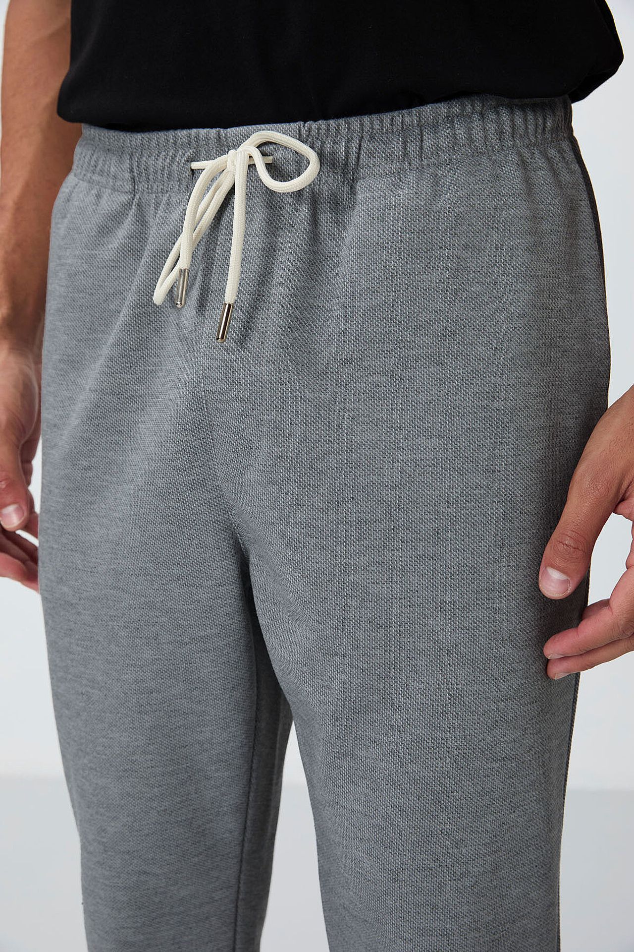 TOMMY Men's Textured Tapered Sweatpants 3