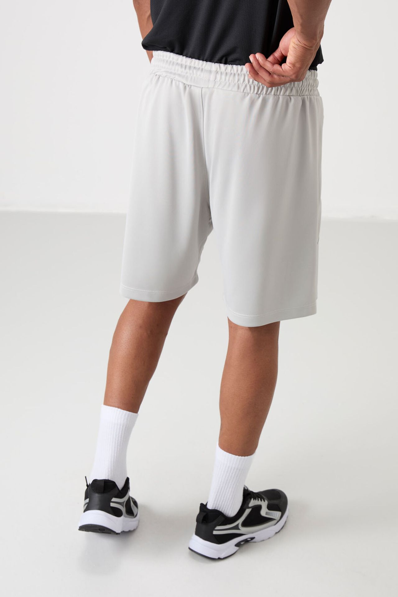 TOMMY Men's Solid Knit Sweat Shorts 6