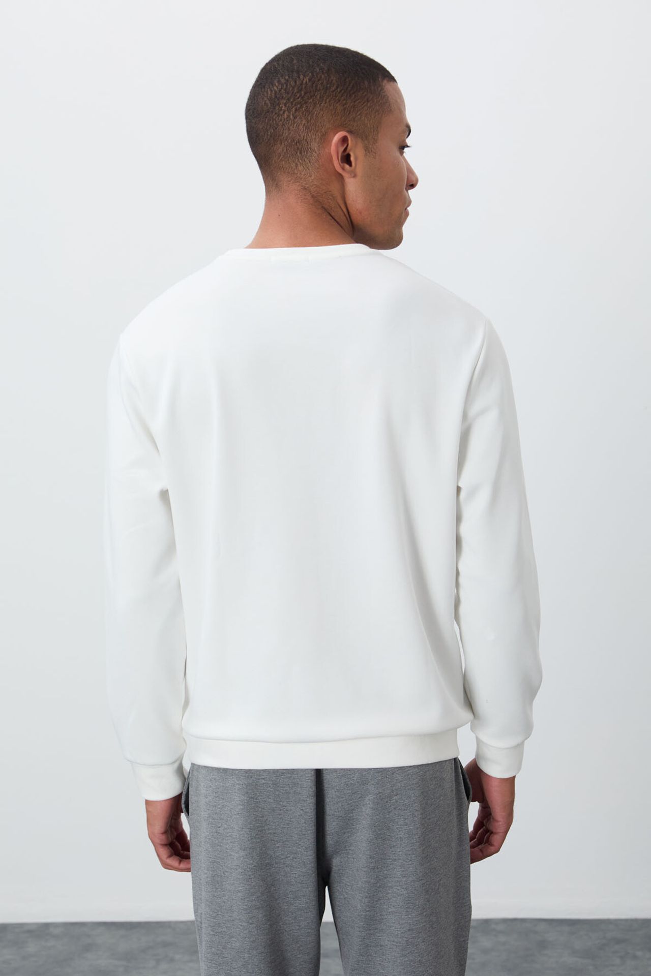 TOMMY Men's Printed Crew Neck Sweatshirt 6