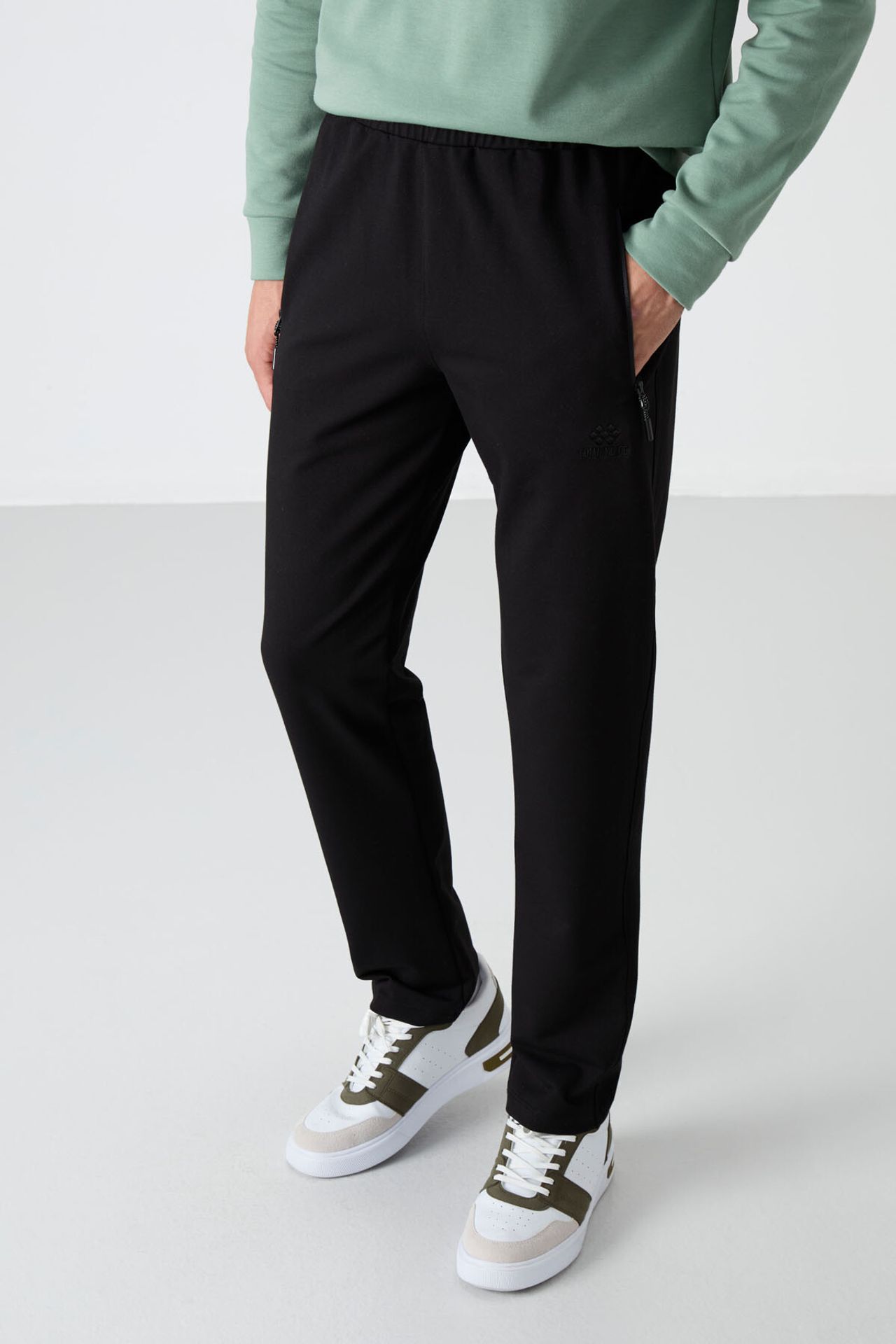TOMMY Men's Regular Fit Straight-Leg Sweatpants 1