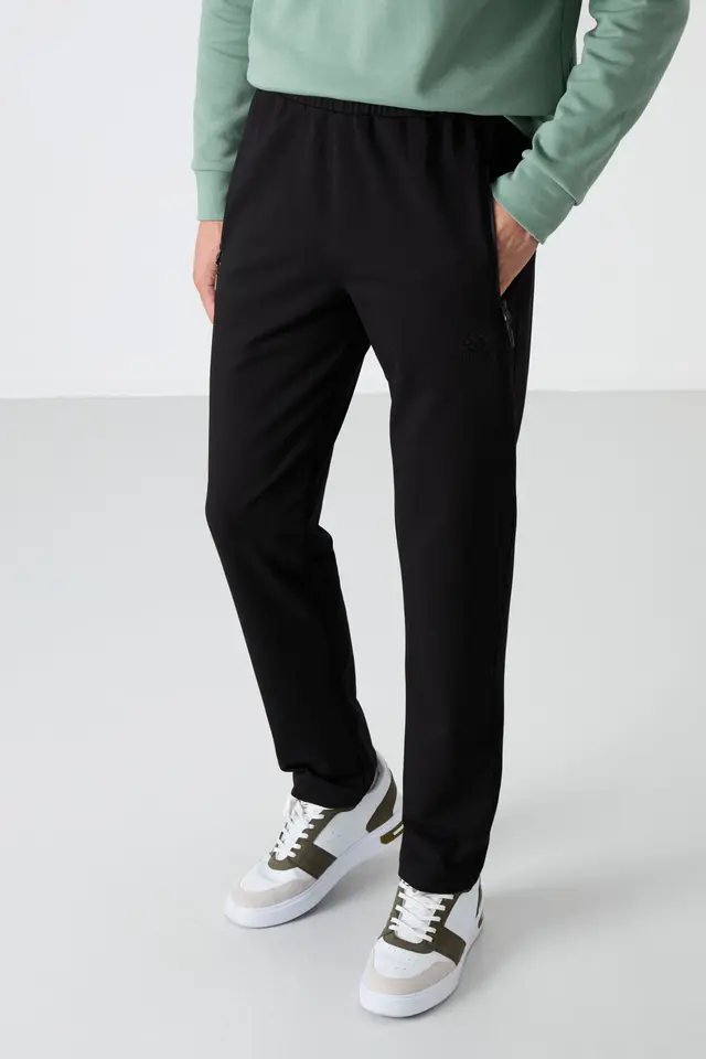 TOMMY Men's Regular Fit Straight-Leg Sweatpants
