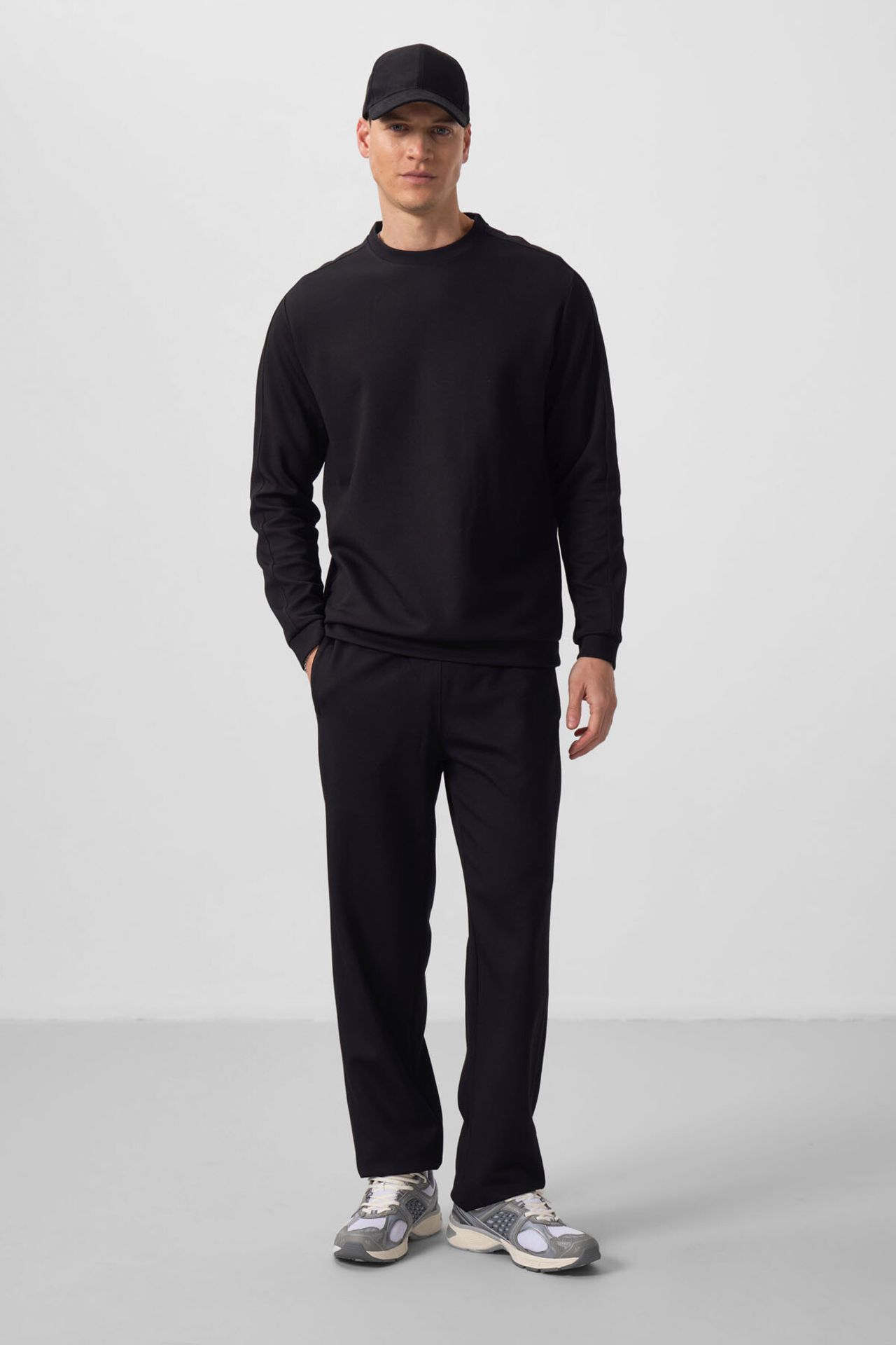 TOMMY Men's Oversized Sweatshirt And Pants Set 4