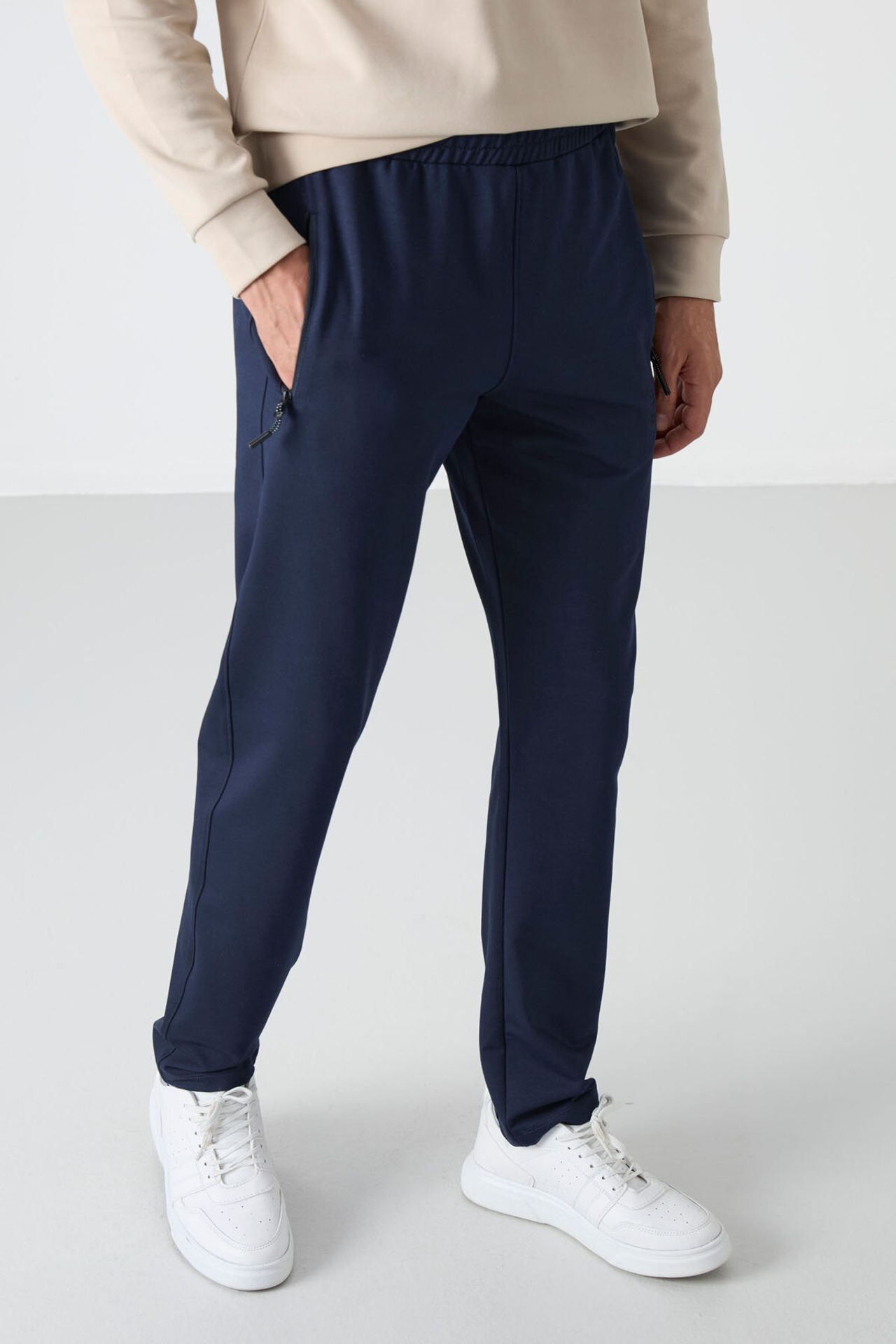 TOMMY Men's Regular Fit Straight-Leg Sweatpants 2