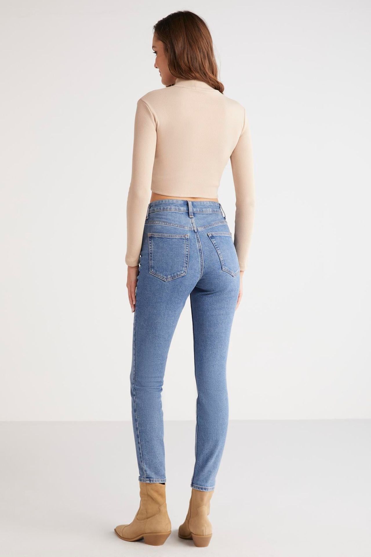 ETHIQUET Short Fitted Crop Top 6
