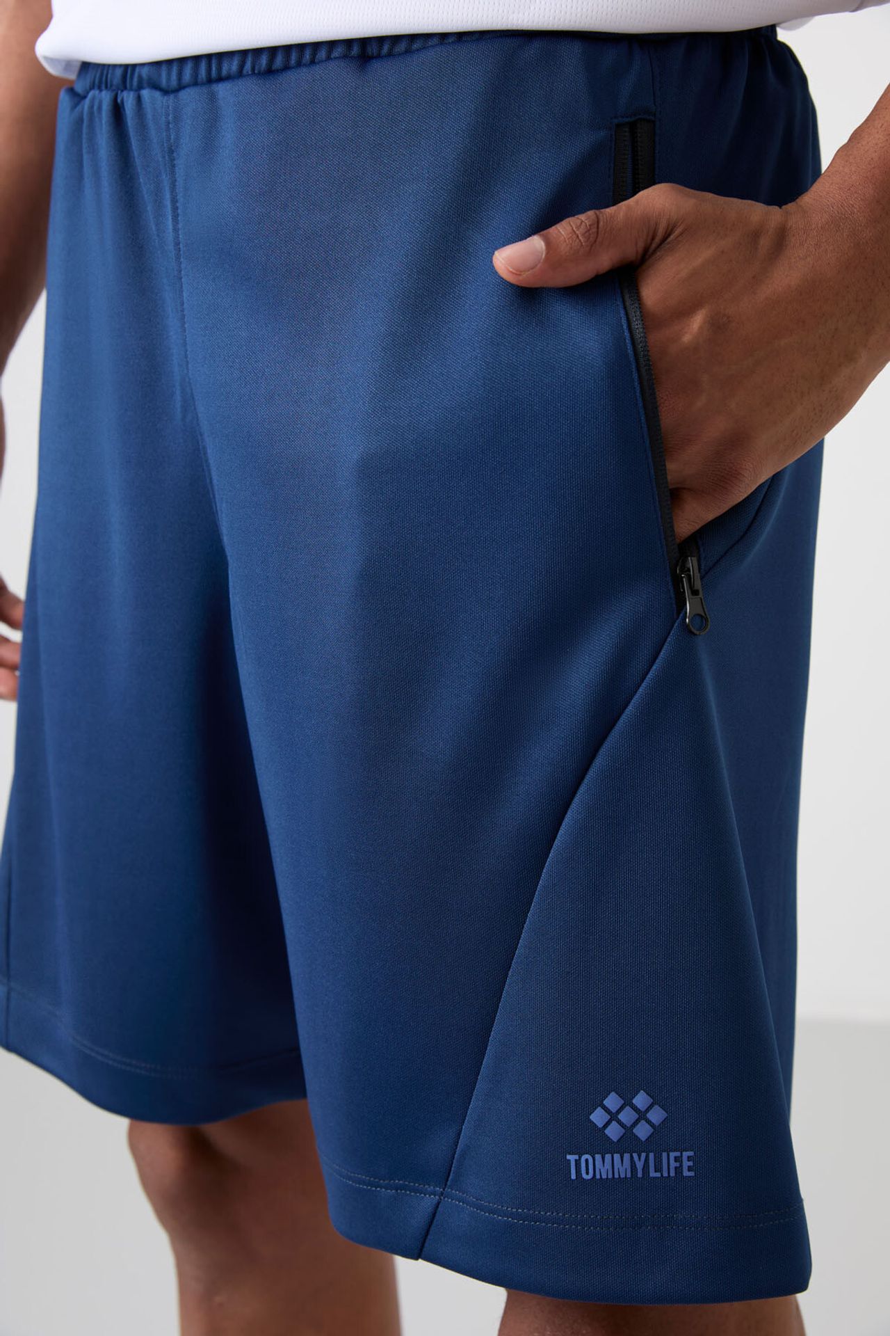 TOMMY Men's Knit Zipper Sweat Shorts 3