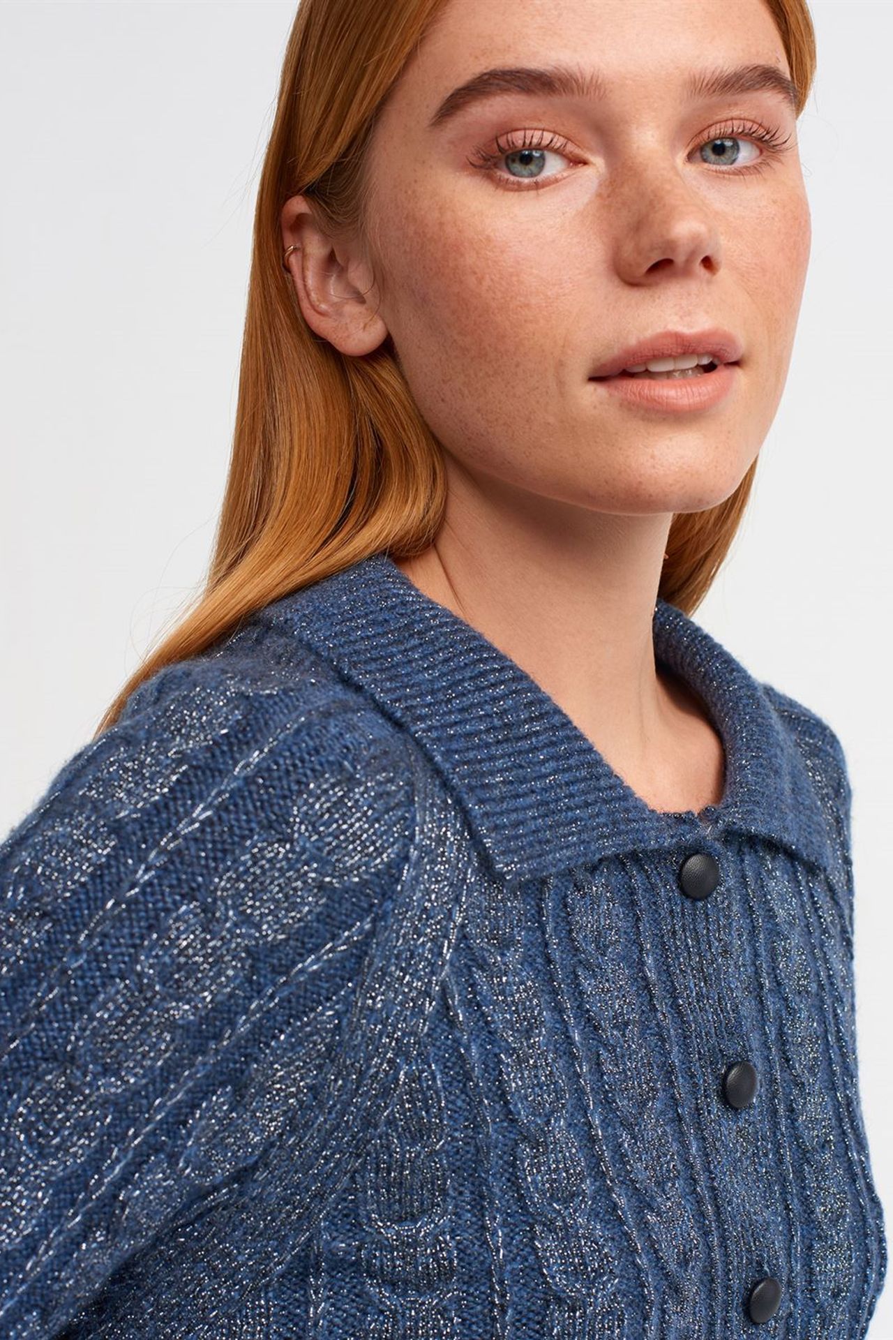 DILVIN Crop Cable-Knit Button Cardigan 4