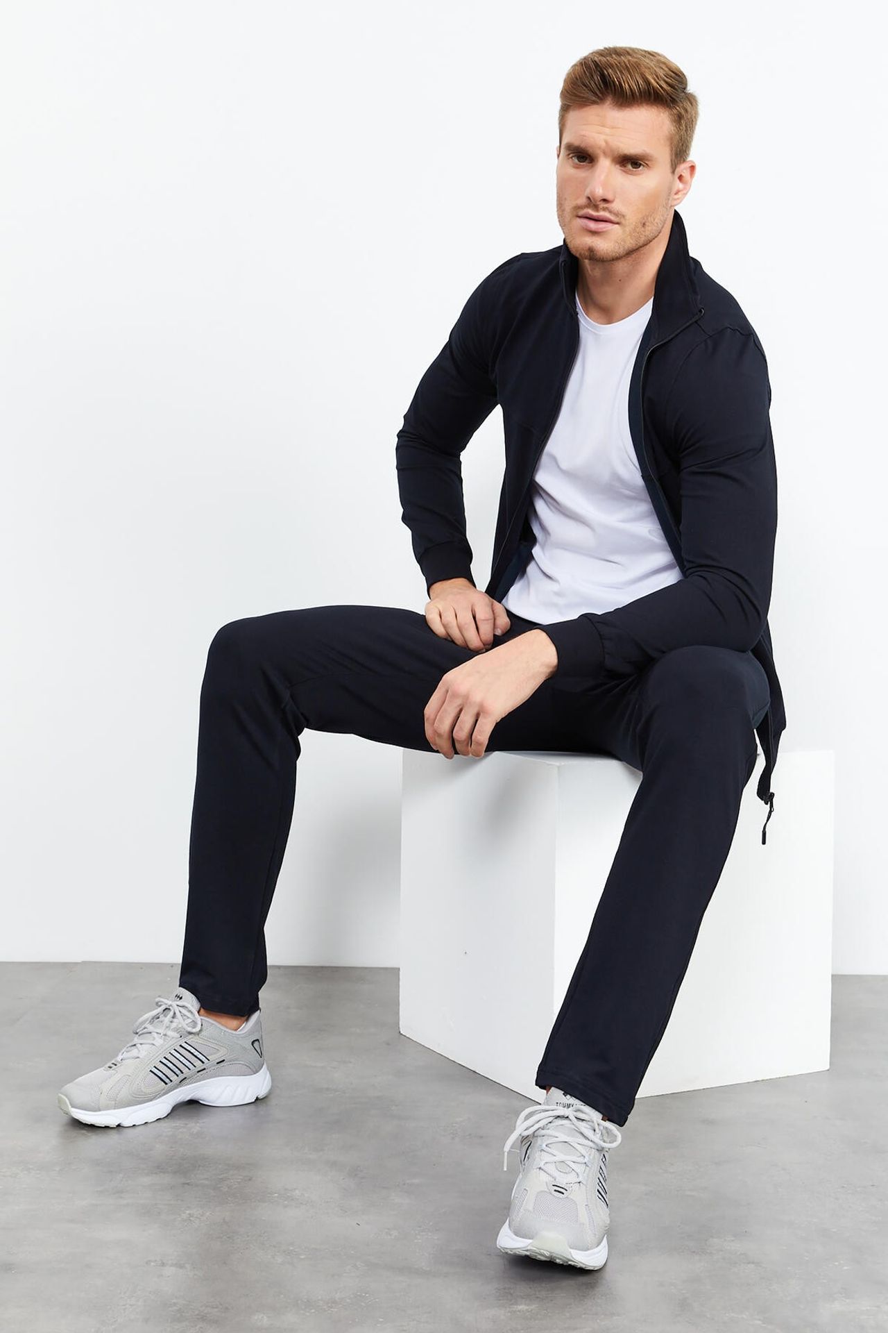 TOMMY Men's Zip-Front Sweatshirt And Pants Set 4