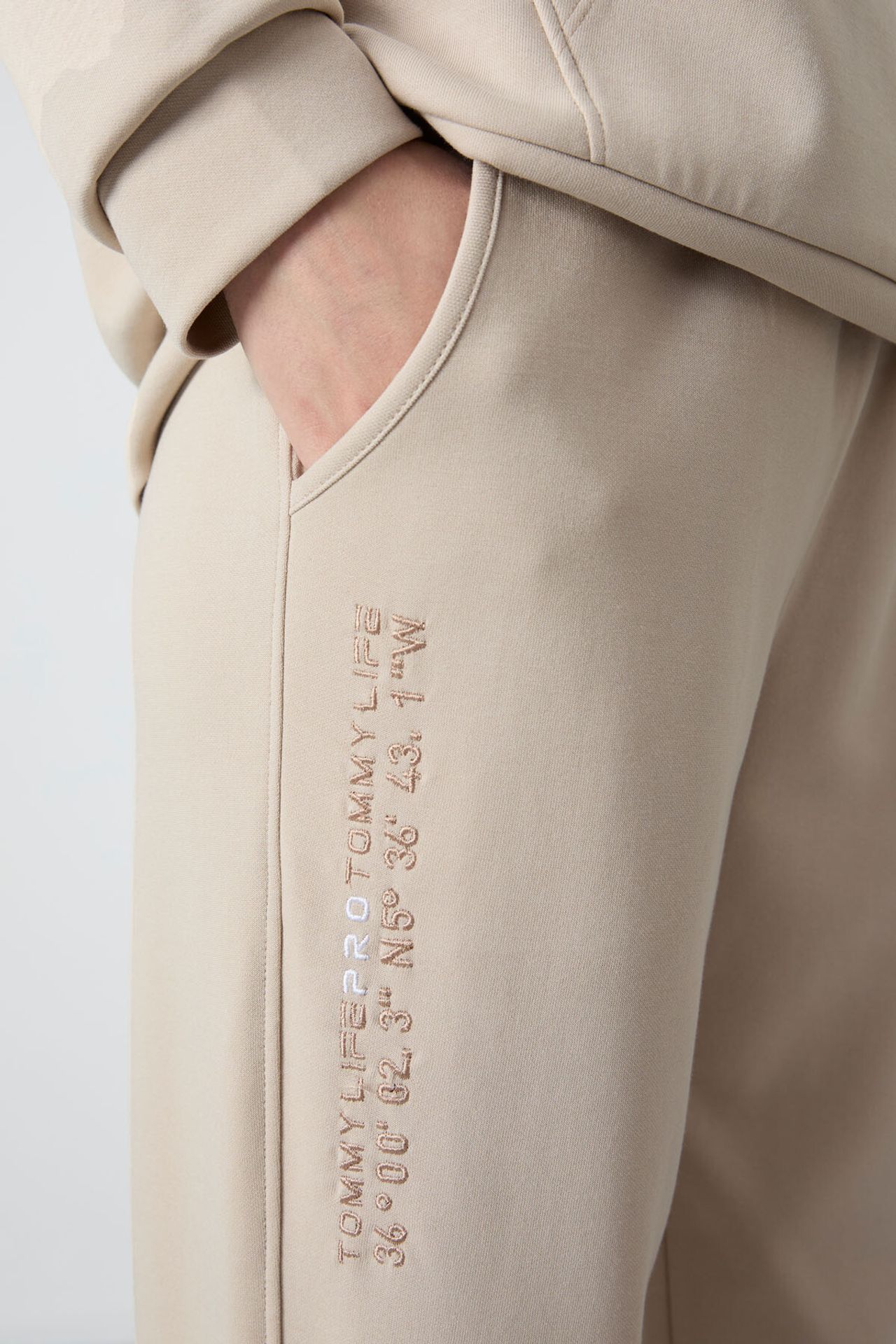 TOMMY Oversized Hooded Sweatshirt And Pants Set 6