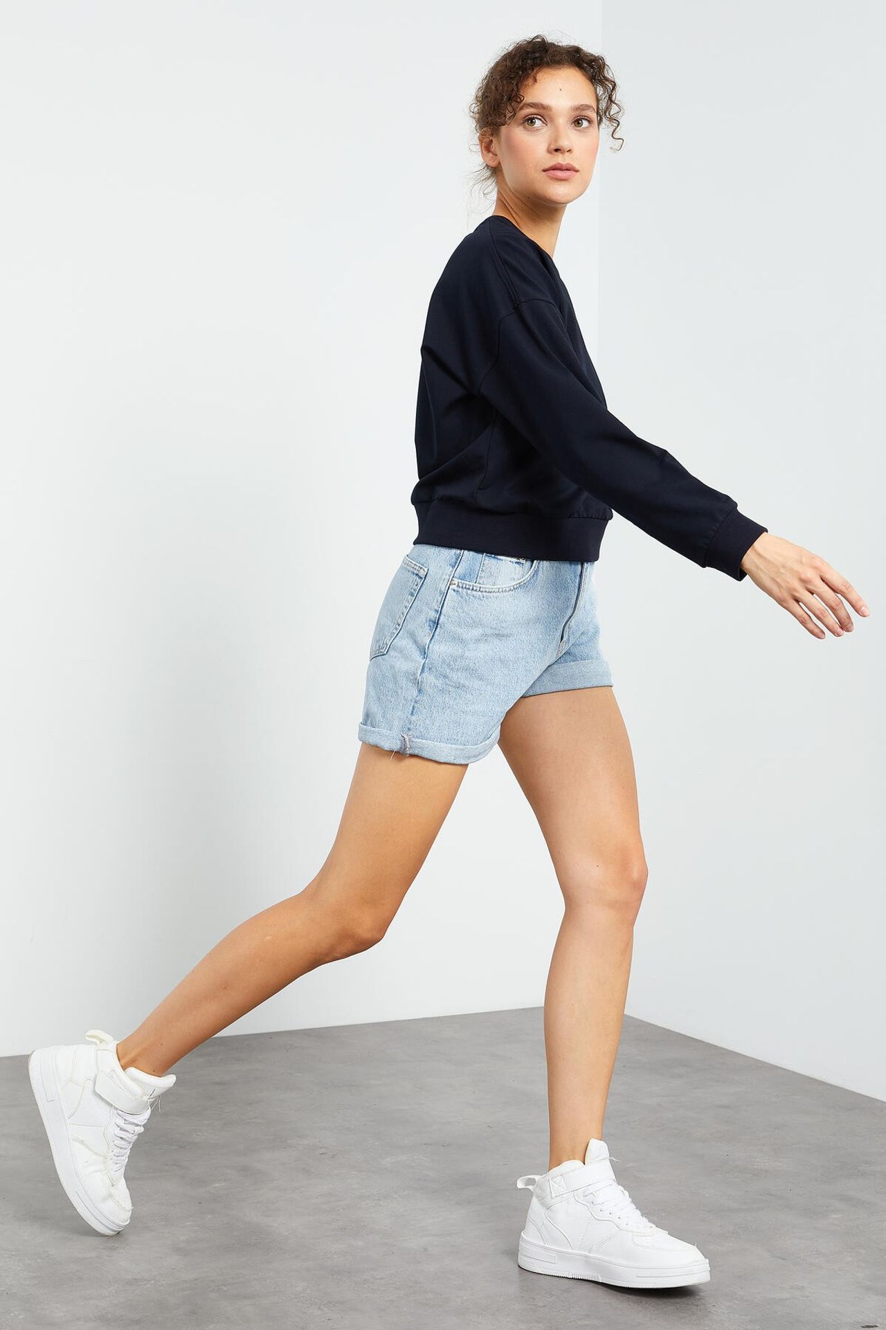 TOMMY Women's Relaxed Crew Neck Sweatshirt 4