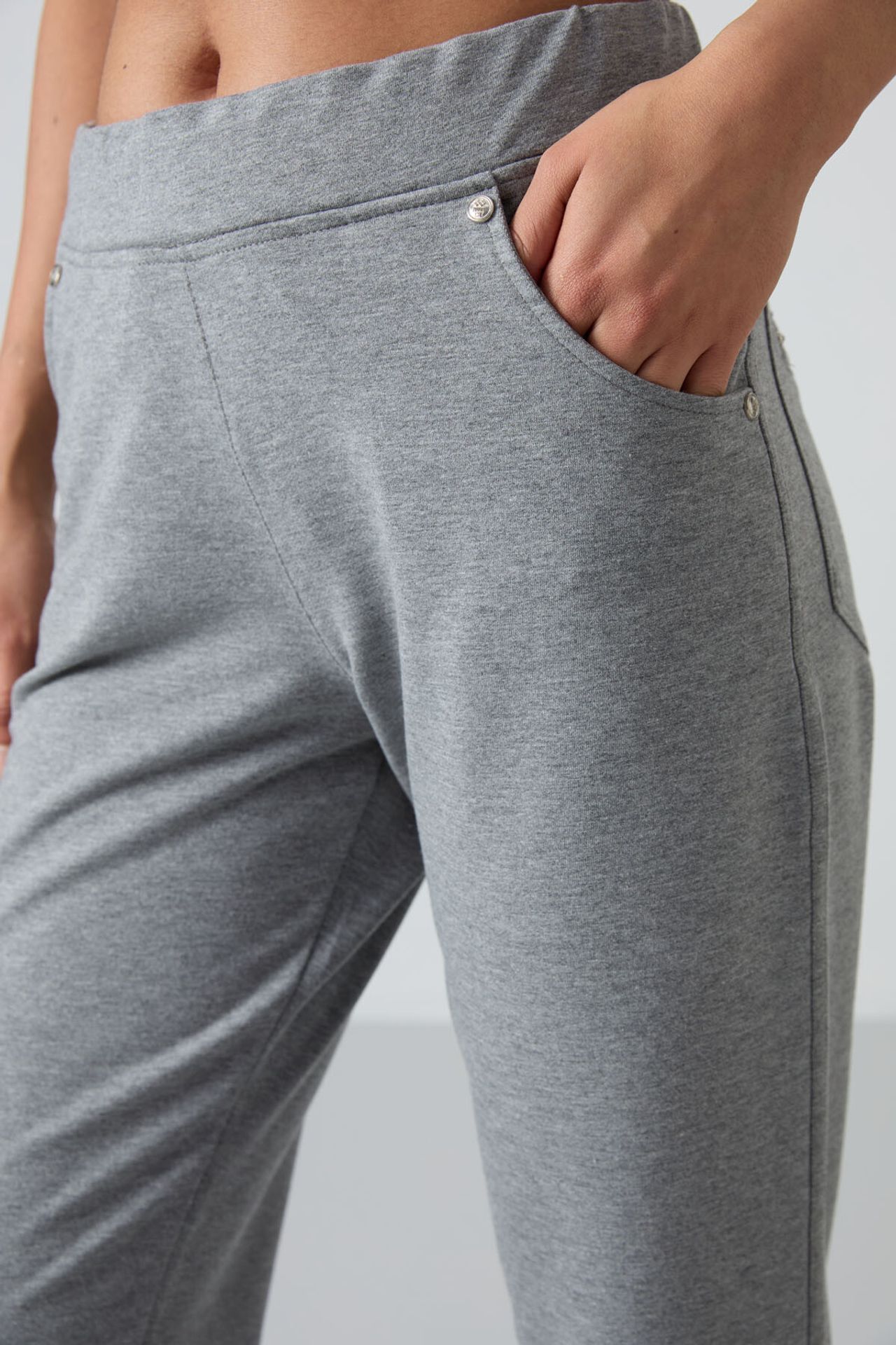 TOMMY Women’s Relaxed Straight-Leg Sweatpants 3