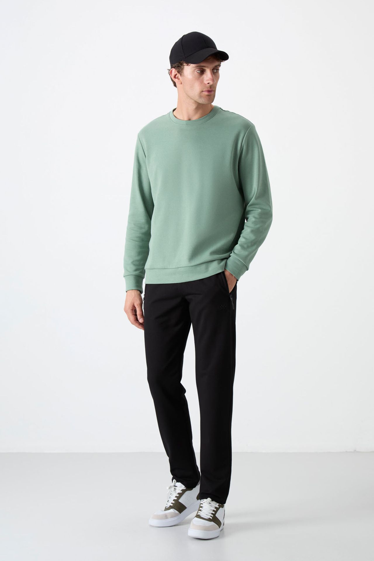 TOMMY Men's Regular Fit Straight-Leg Sweatpants 2