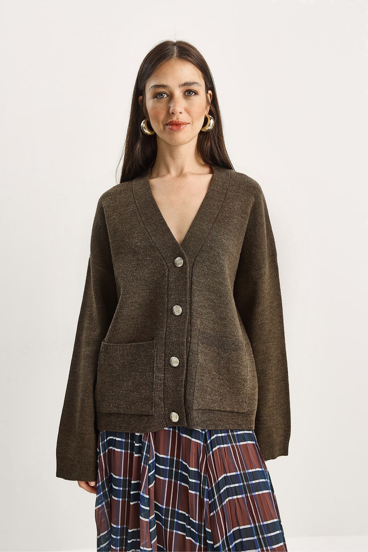 LUCCI Thick Ribbed V-neck Cardigan with Button Closure 4