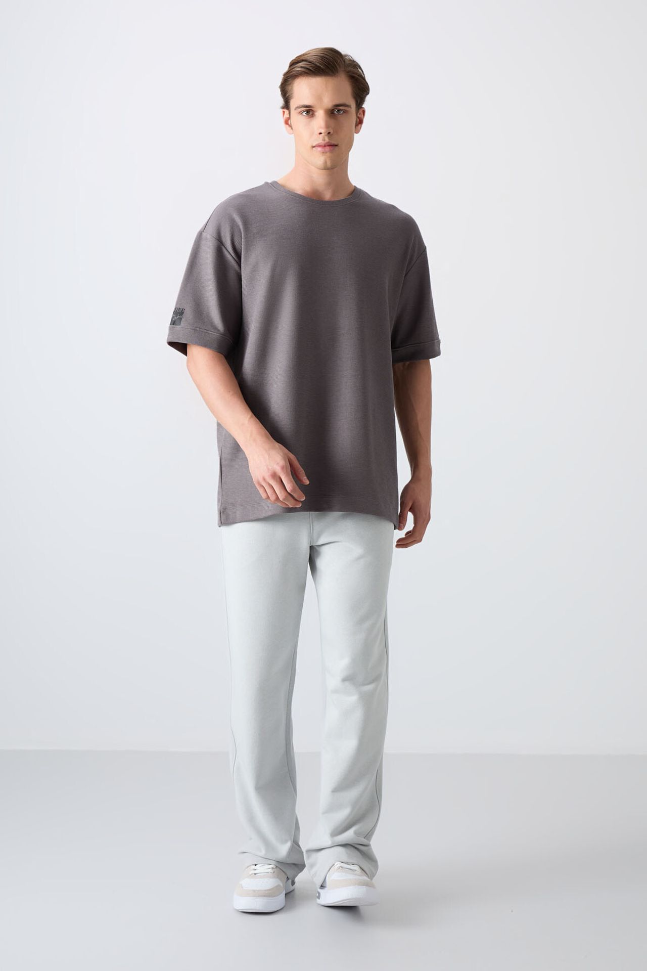 TOMMY Men's Oversized Crew Neck T-Shirt With Patch 2