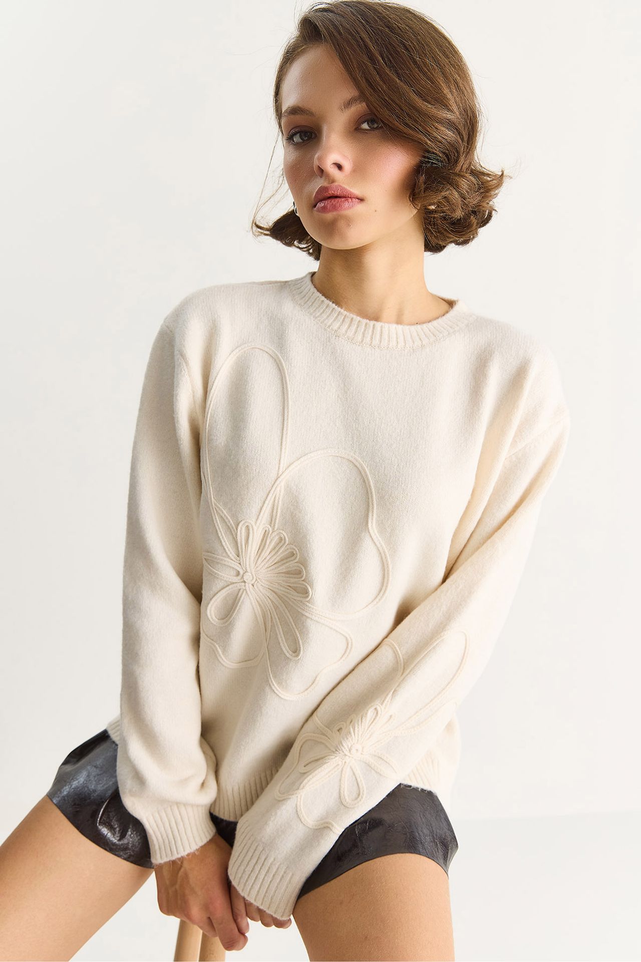 LUCCI Crew Neck Embroidered Knit Sweater 4