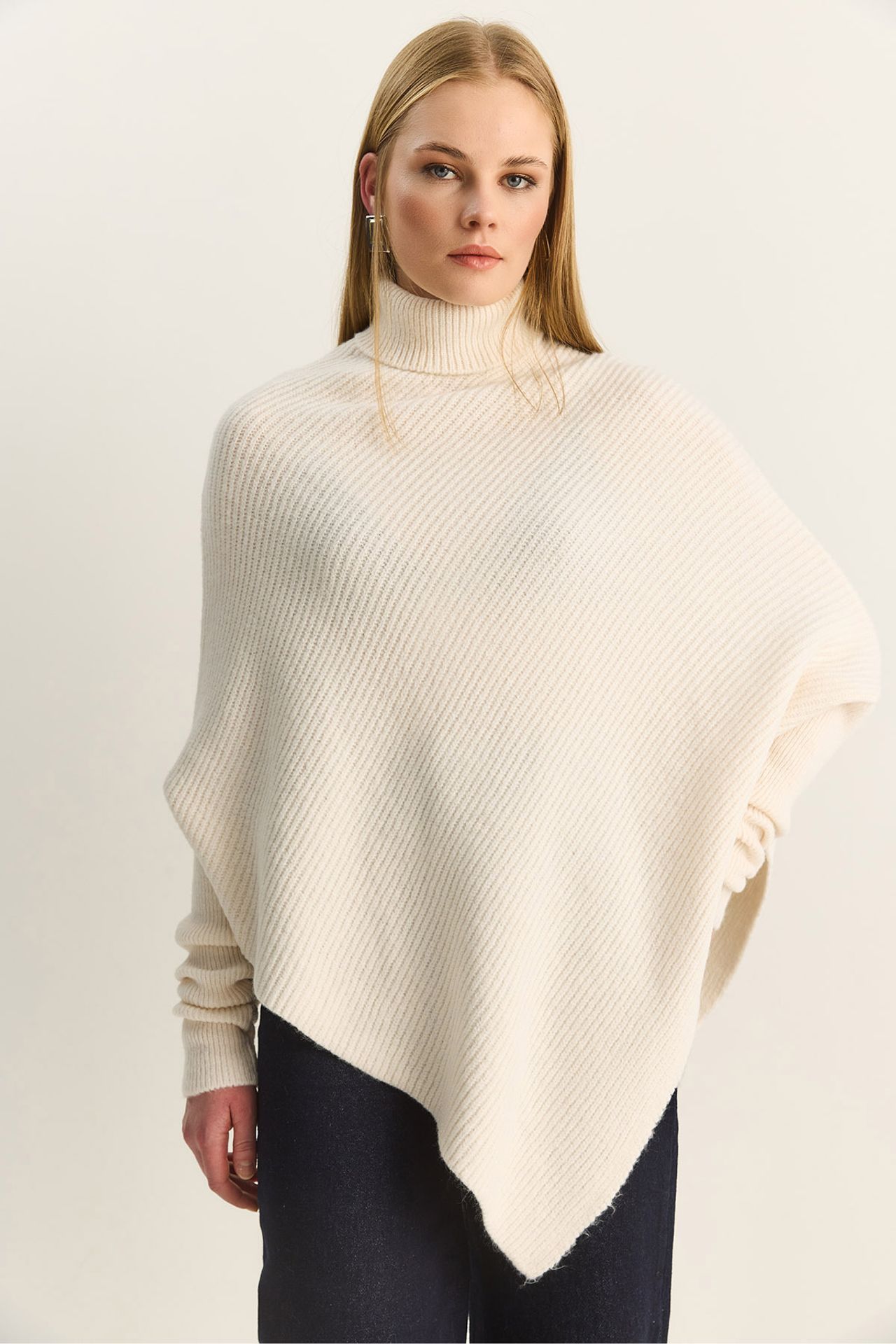 LUCCI Oversized Turtleneck Ribbed Knit Sweater 3