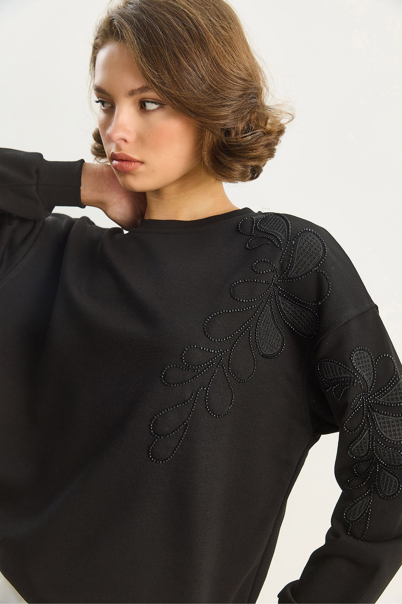 LUCCI Embroidered Crew Neck Long Sleeve Sweatshirt 2
