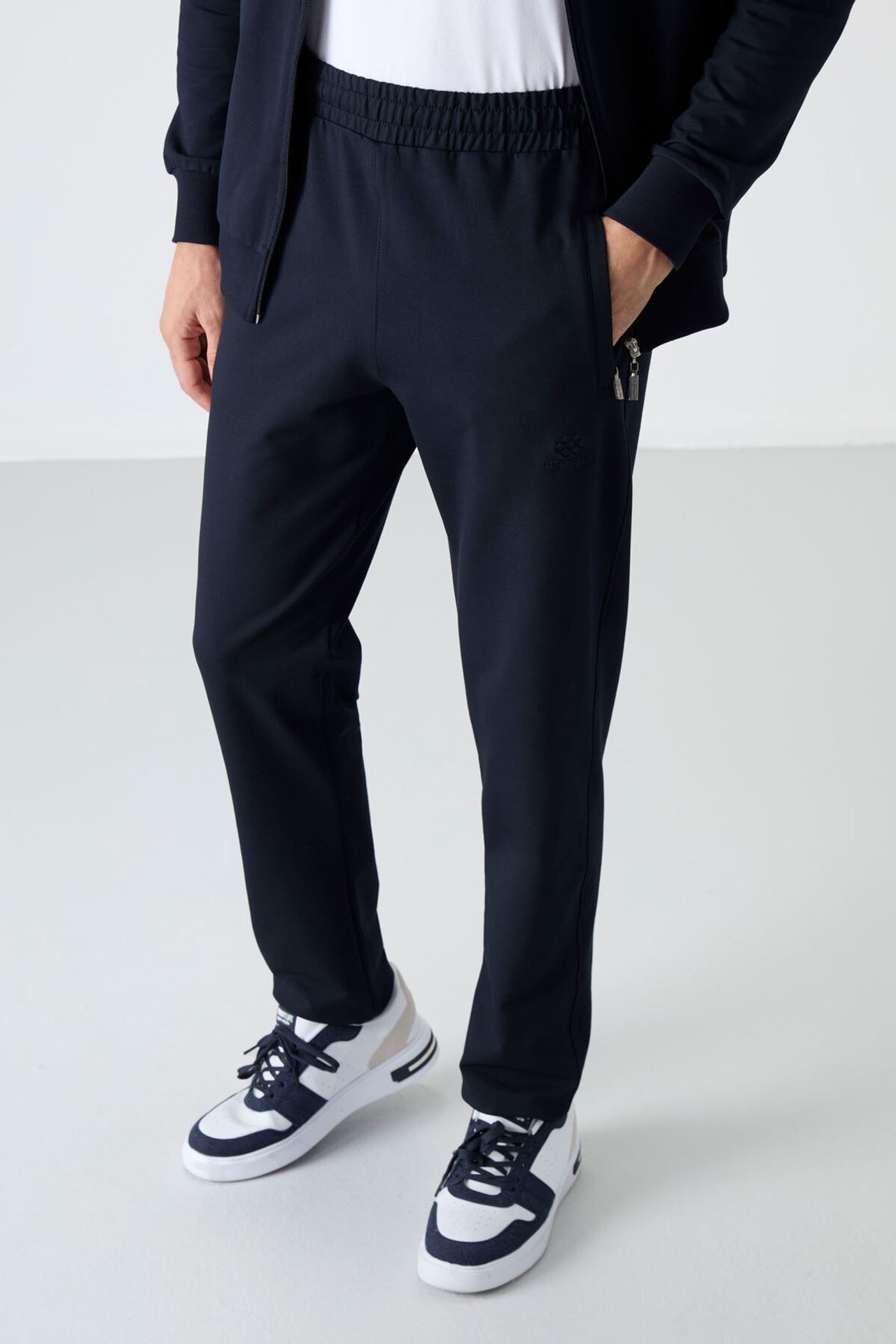 TOMMY Men's Relaxed Fit Zip-collar Sweatshirt And Pants Set 5