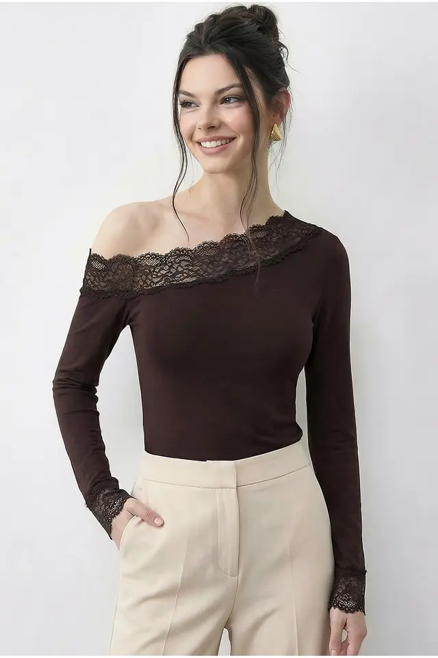 LUCCI Off-Shoulder Lace Slim-Fit Blouse