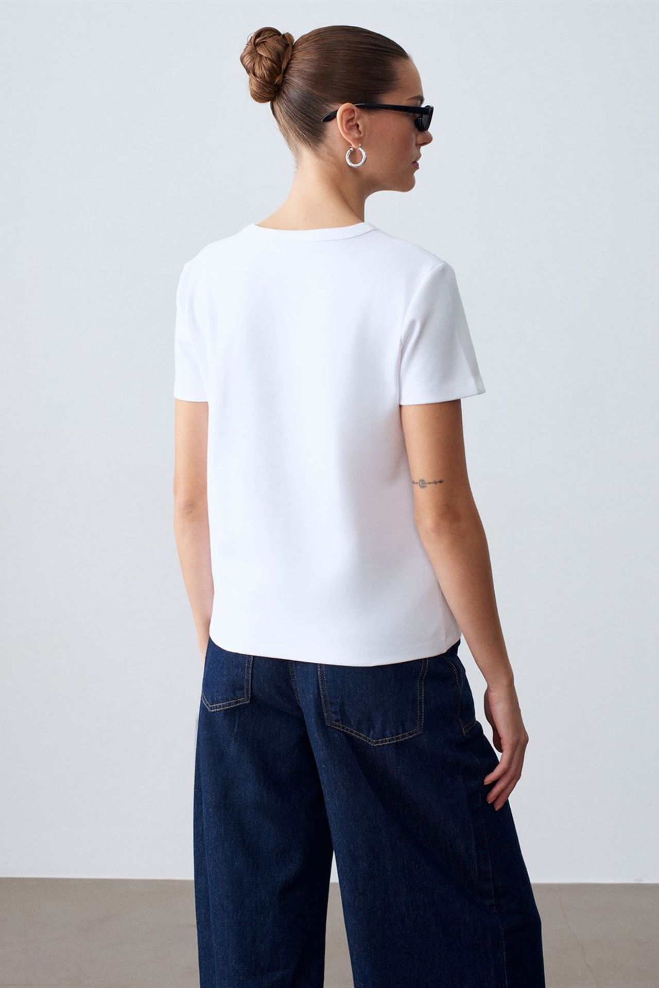 DILVIN Women's Solid Crew Neck T-Shirt 3