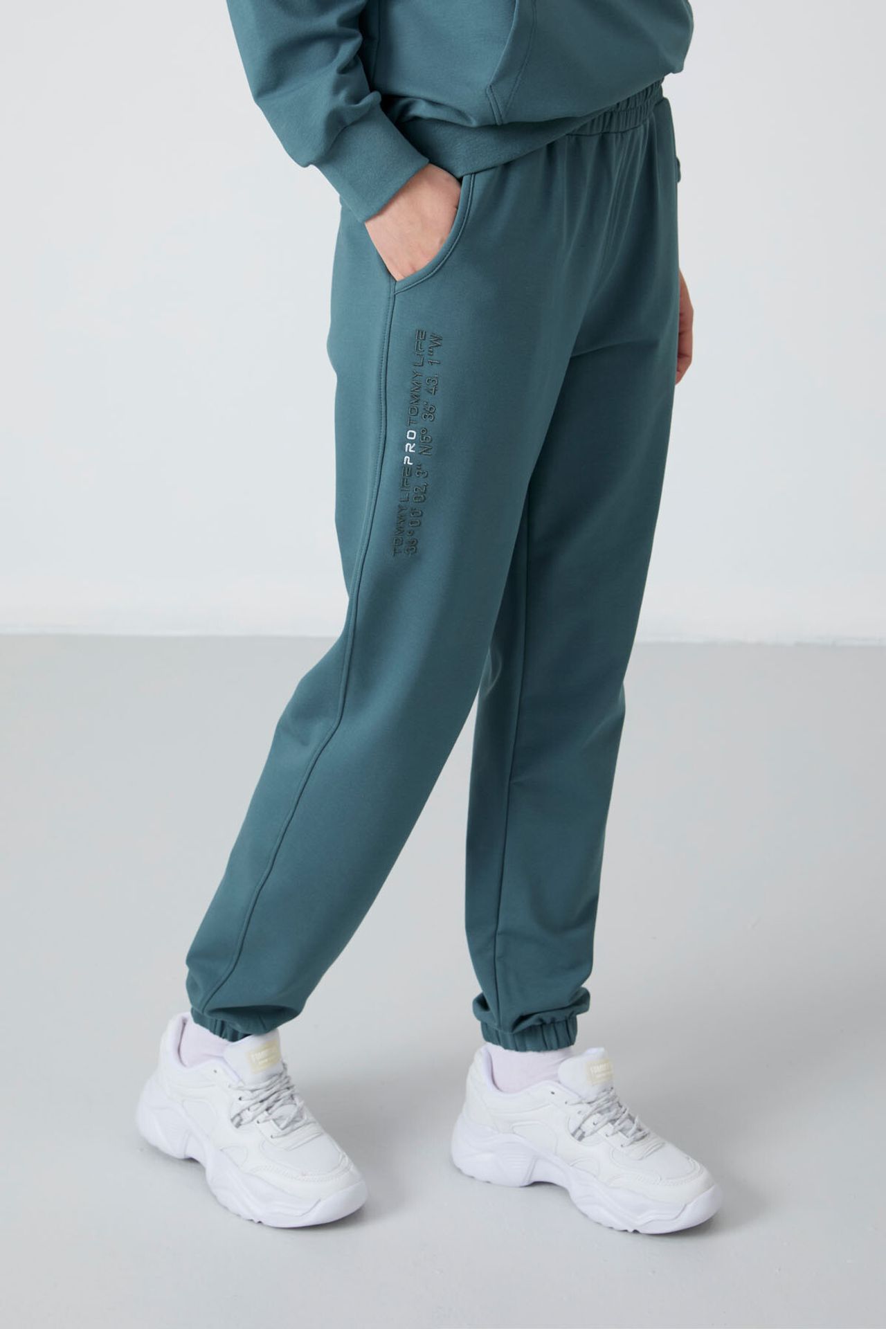 TOMMY Oversized Hooded Sweatshirt And Pants Set 6