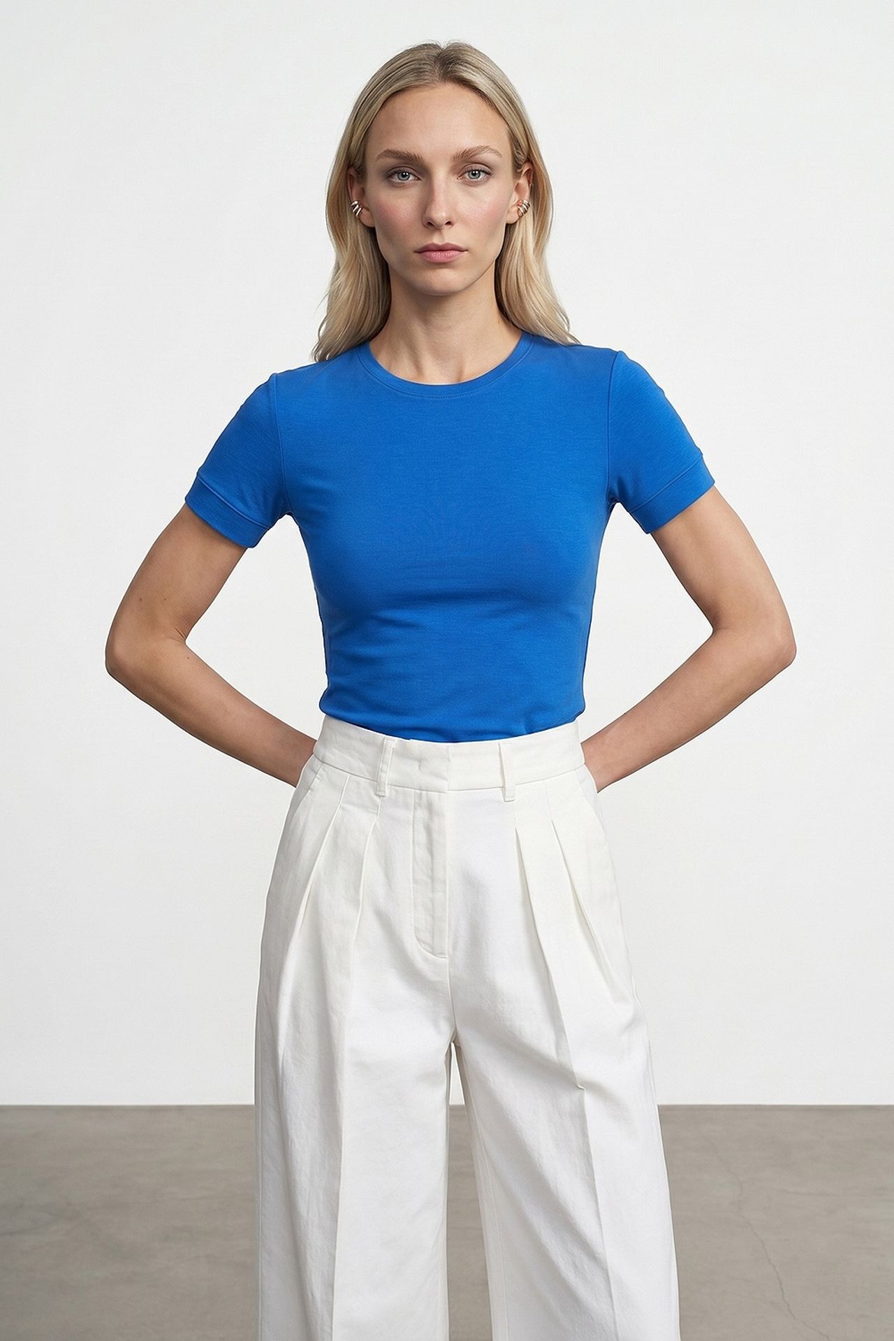 DILVIN Women's Slim Fit Crew Neck T-Shirt 1