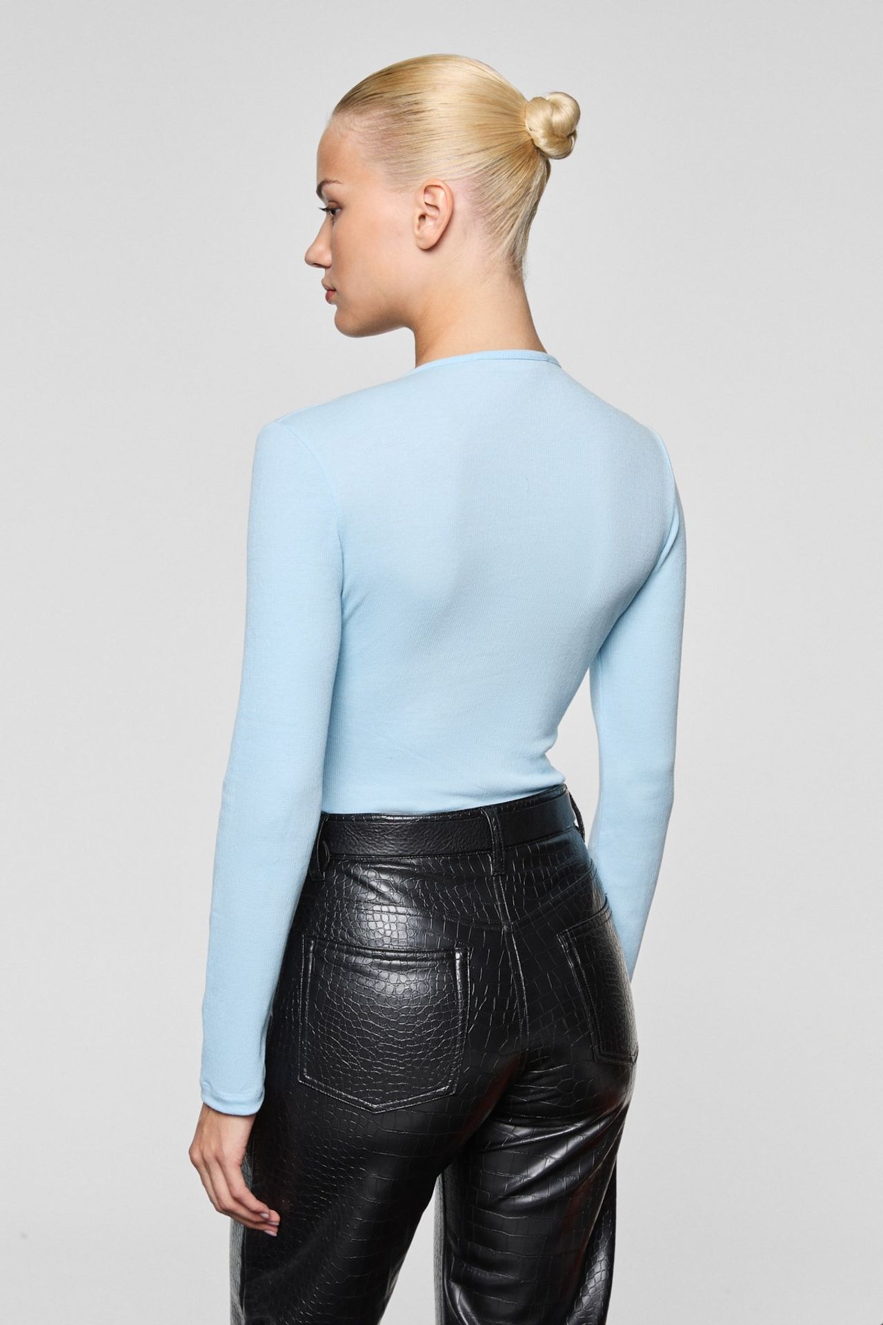 ETHIQUET Button V-Neck Ribbed Blouse 5
