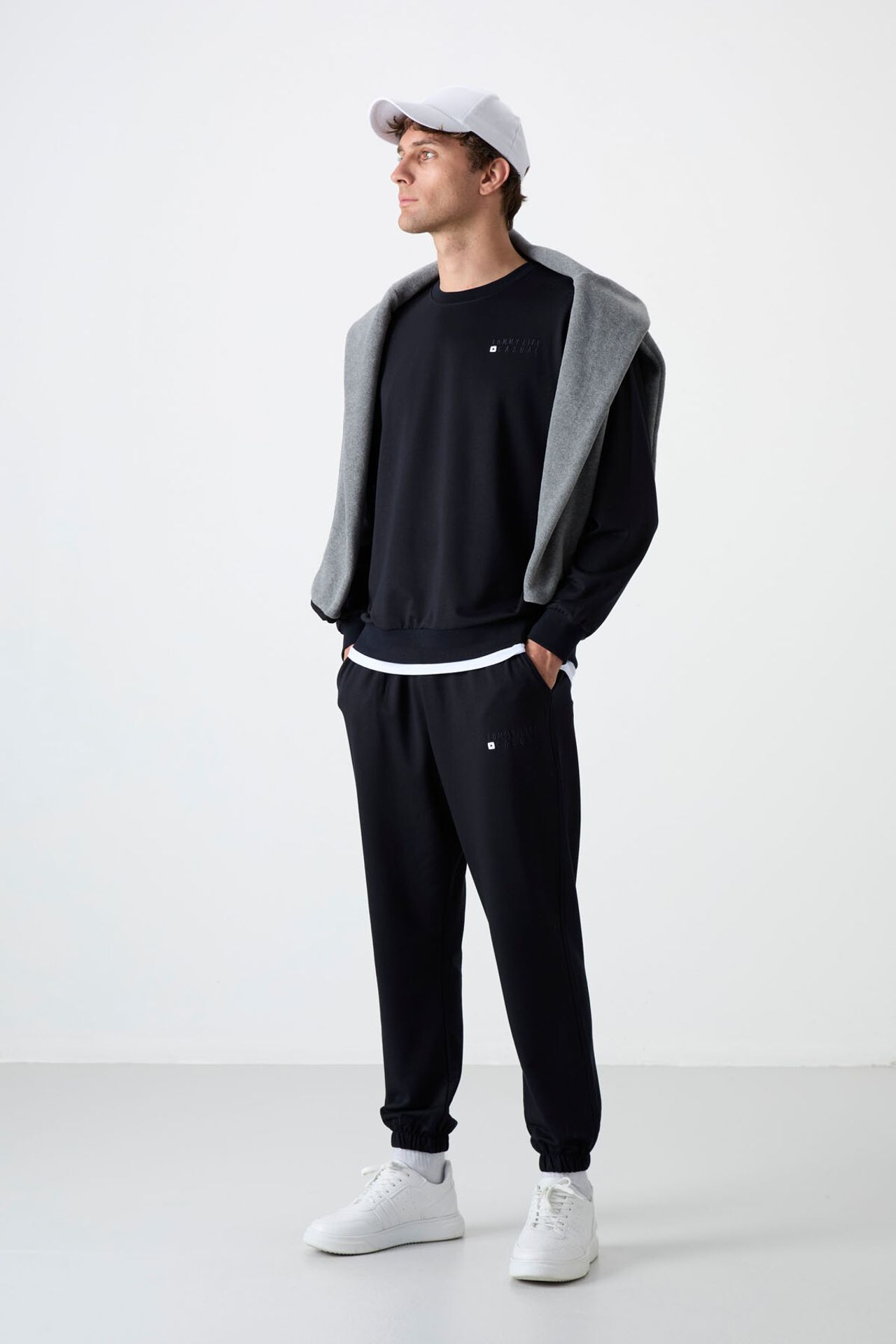 TOMMY Men's Oversized Sweatshirt And Pants Set 1