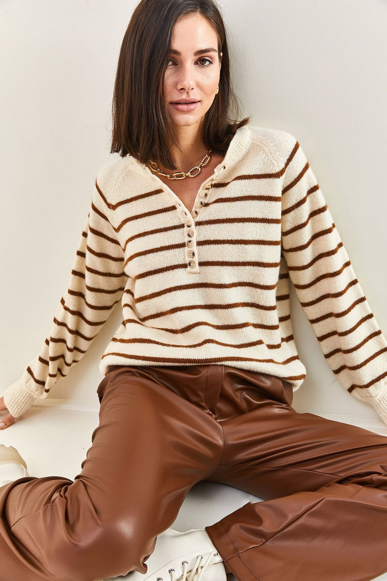 LUCCI Button-Collar Knit Sweater 3
