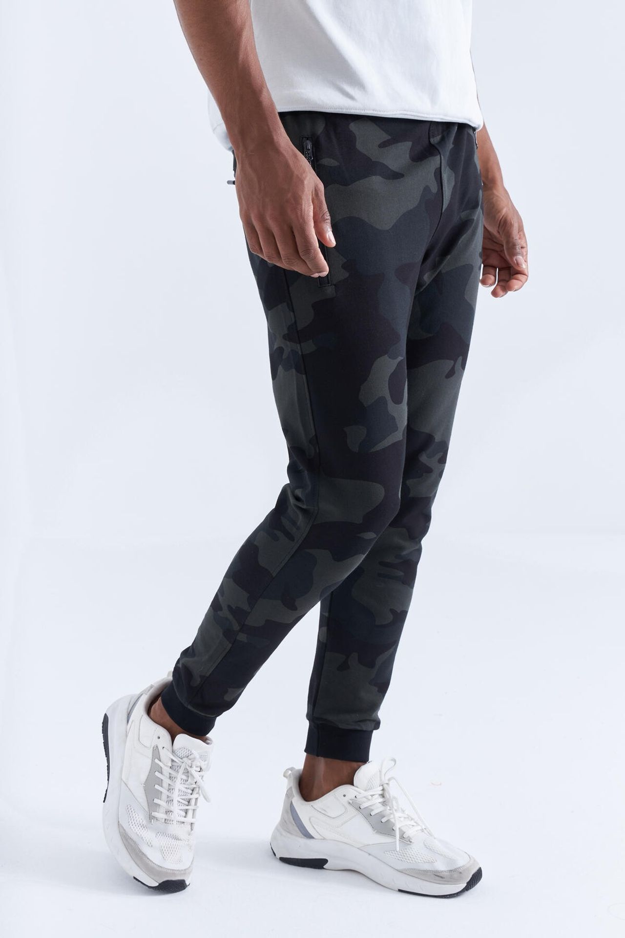 TOMMY Men's Camouflage Slim Fit Sweatpants 6