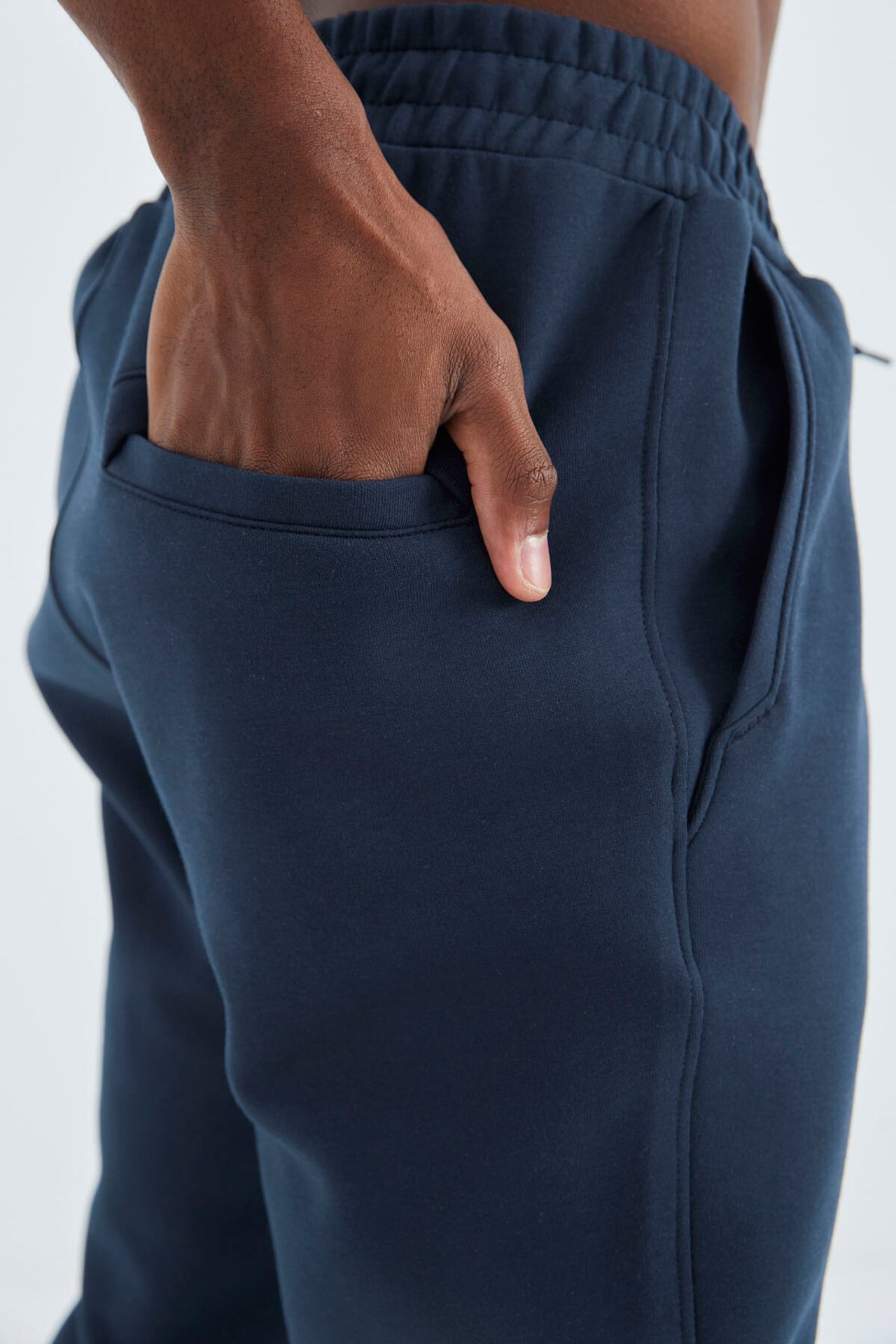 TOMMY Men's Regular-Fit 3-Thread Fleece Sweatpants 5