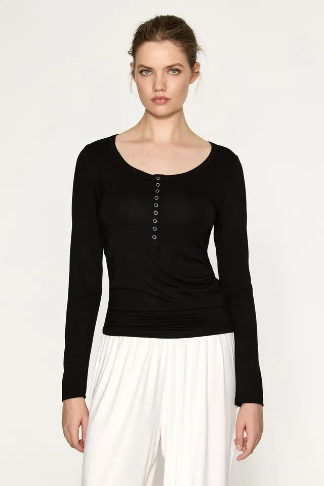 ETHIQUET Button U-Collar Slim Fit Blouse