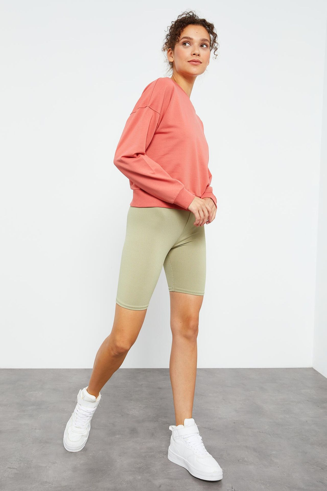 TOMMY Women's Relaxed Crew Neck Sweatshirt 5