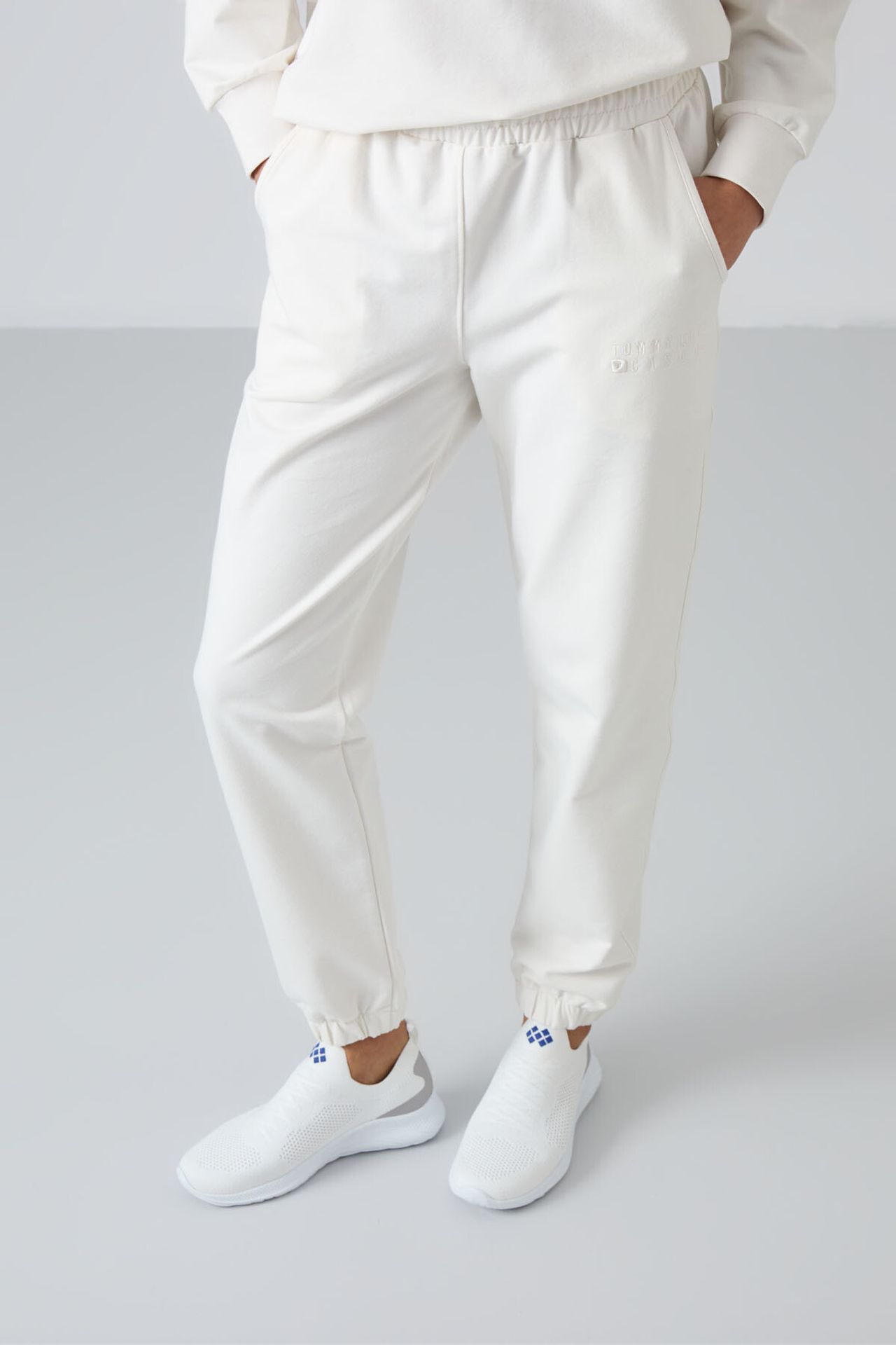 TOMMY Oversized Crew Neck Sweatshirt and Pants Set 3