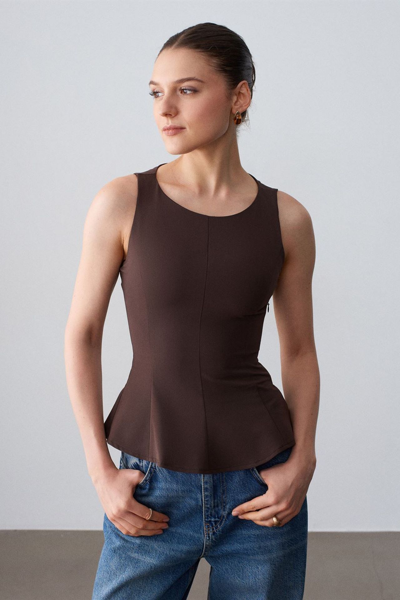 DILVIN Fitted Sleeveless Crepe Peplum Blouse 1