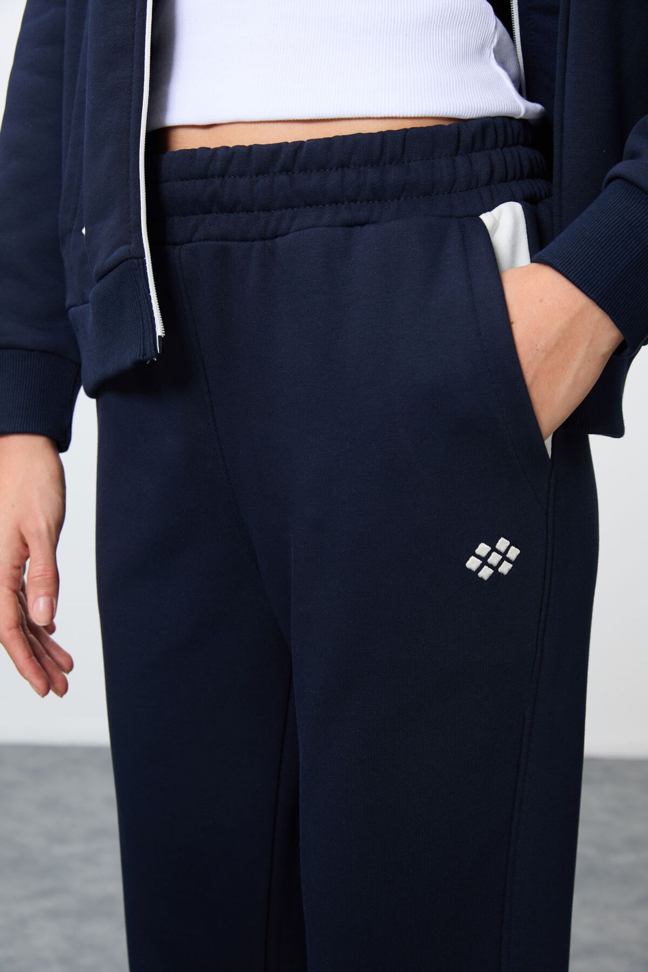 TOMMY Oversized Hooded Zip Sweatshirt And Pants Set 6