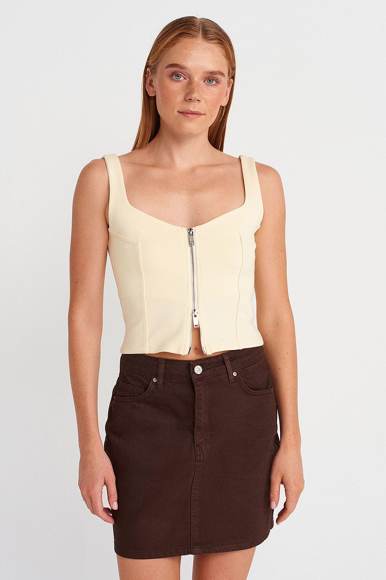 DILVIN Sleeveless Square-Neck Crop Top 1
