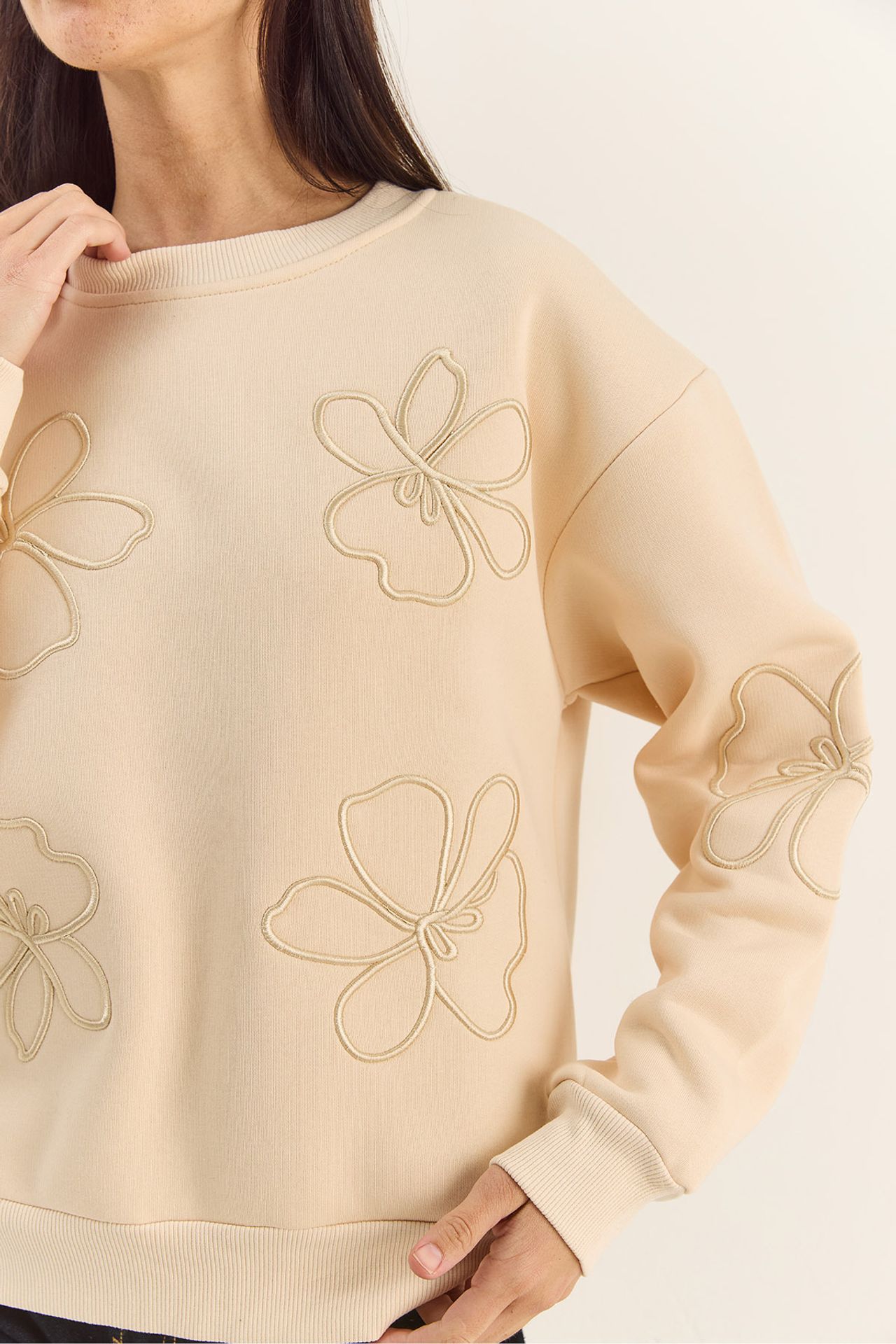 LUCCI Embroidered Crew Neck Long Sleeve Sweatshirt 4