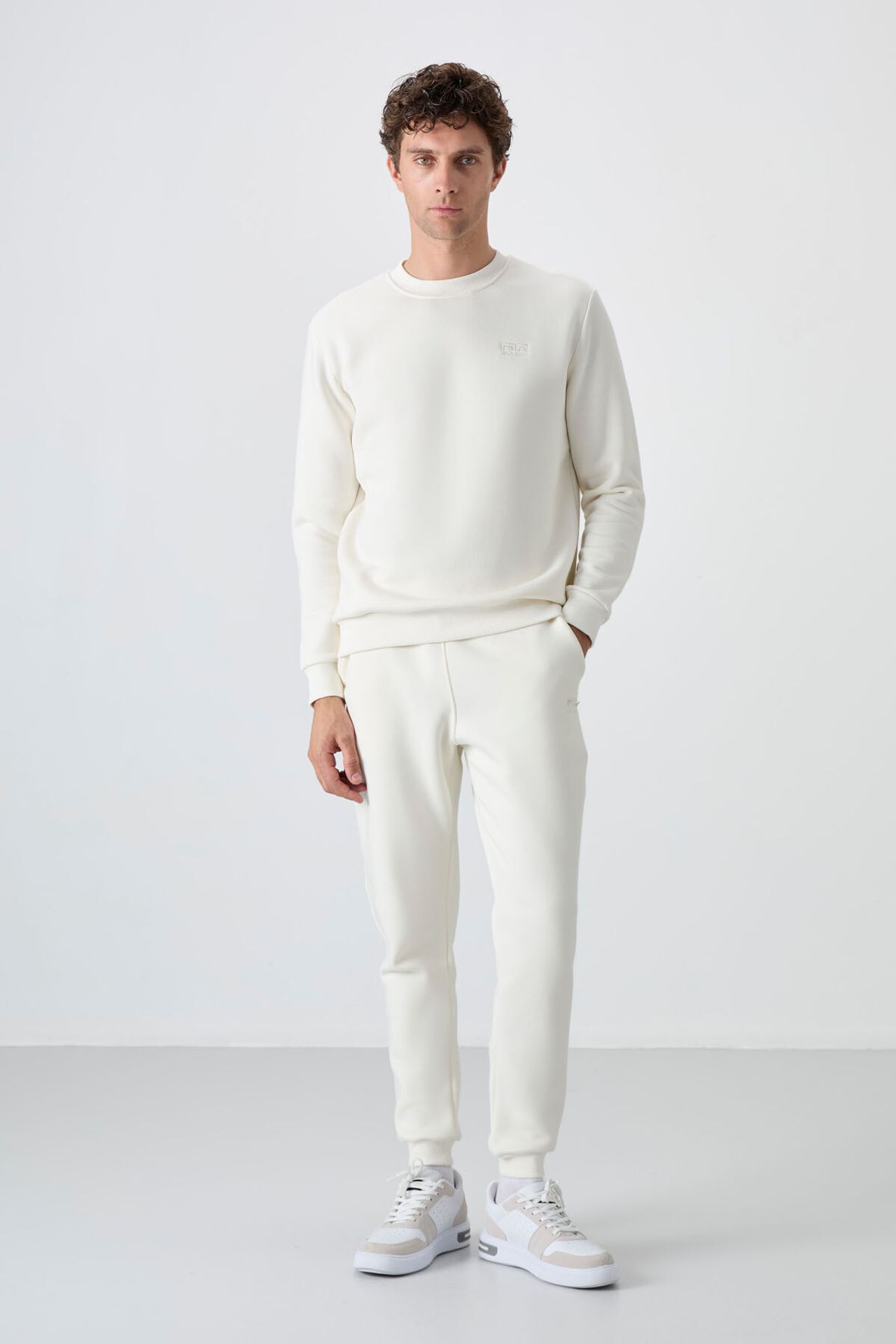 TOMMY Men's Long-Sleeve Crew Neck Sweatshirt And Pants Set 1