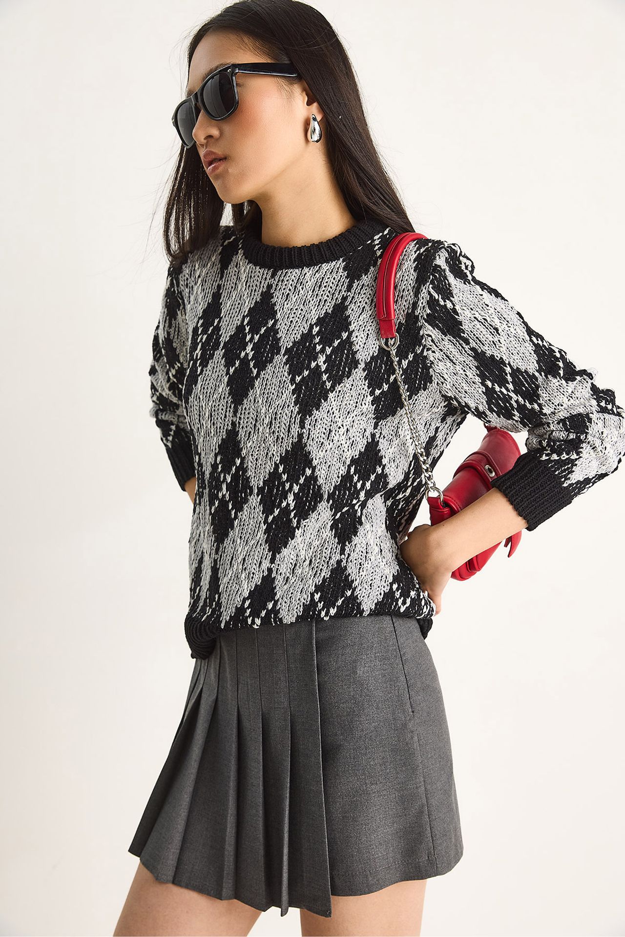 LUCCI Women’s Crew Neck Knitted Sweater with Diamond Pattern 1