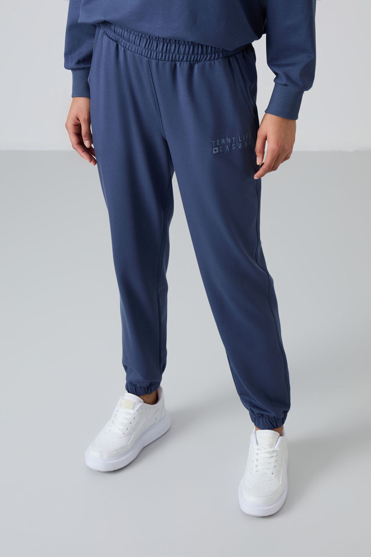 TOMMY Oversized Crew Neck Sweatshirt and Pants Set 3