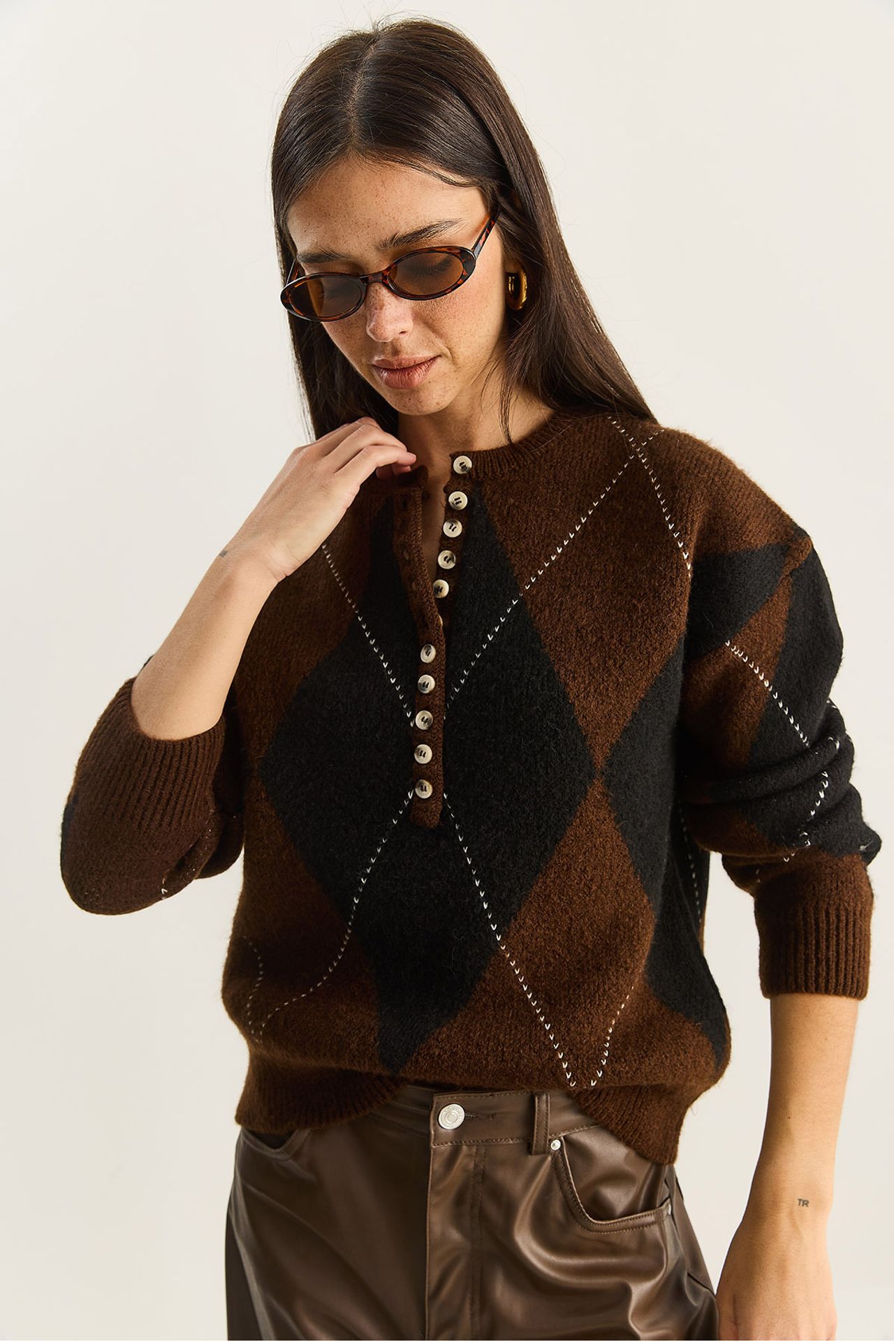 LUCCI Knit Crew Neck Sweater with Button Closure 4