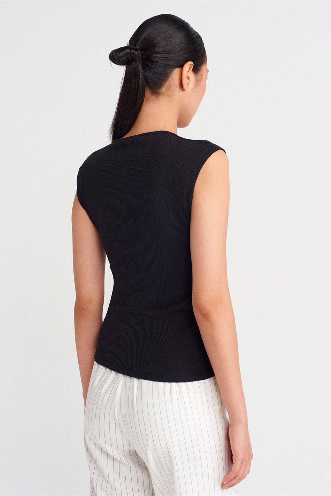 DILVIN Sleeveless Ribbed Button-Front Blouse 2