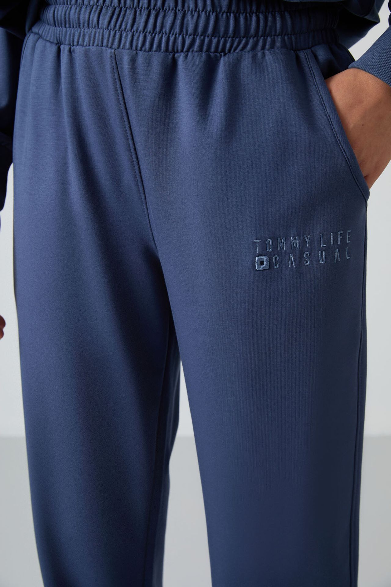 TOMMY Oversized Crew Neck Sweatshirt and Pants Set 6