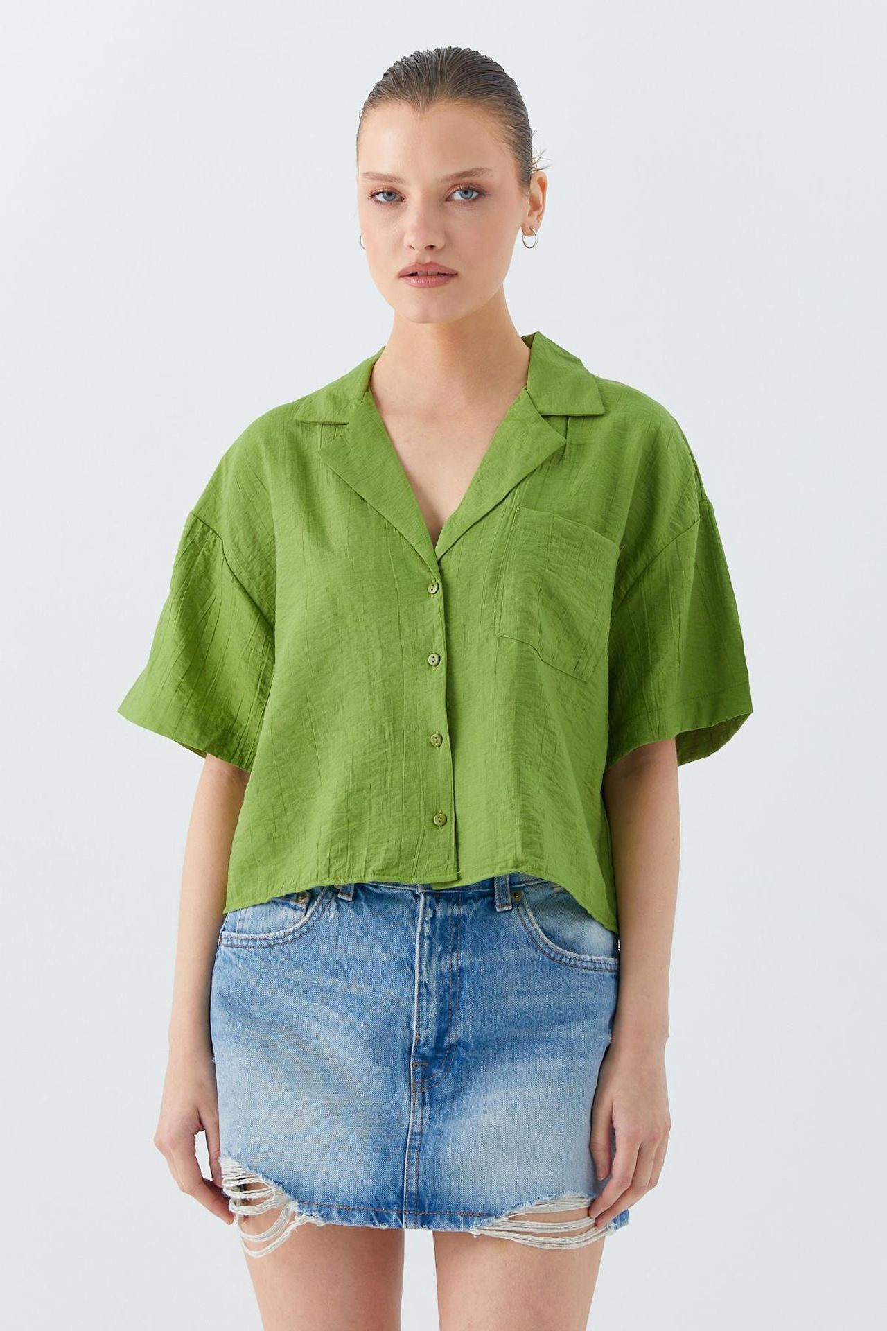 Mixray Loose Fit Button-Up Crop Shirt with Pocket 1